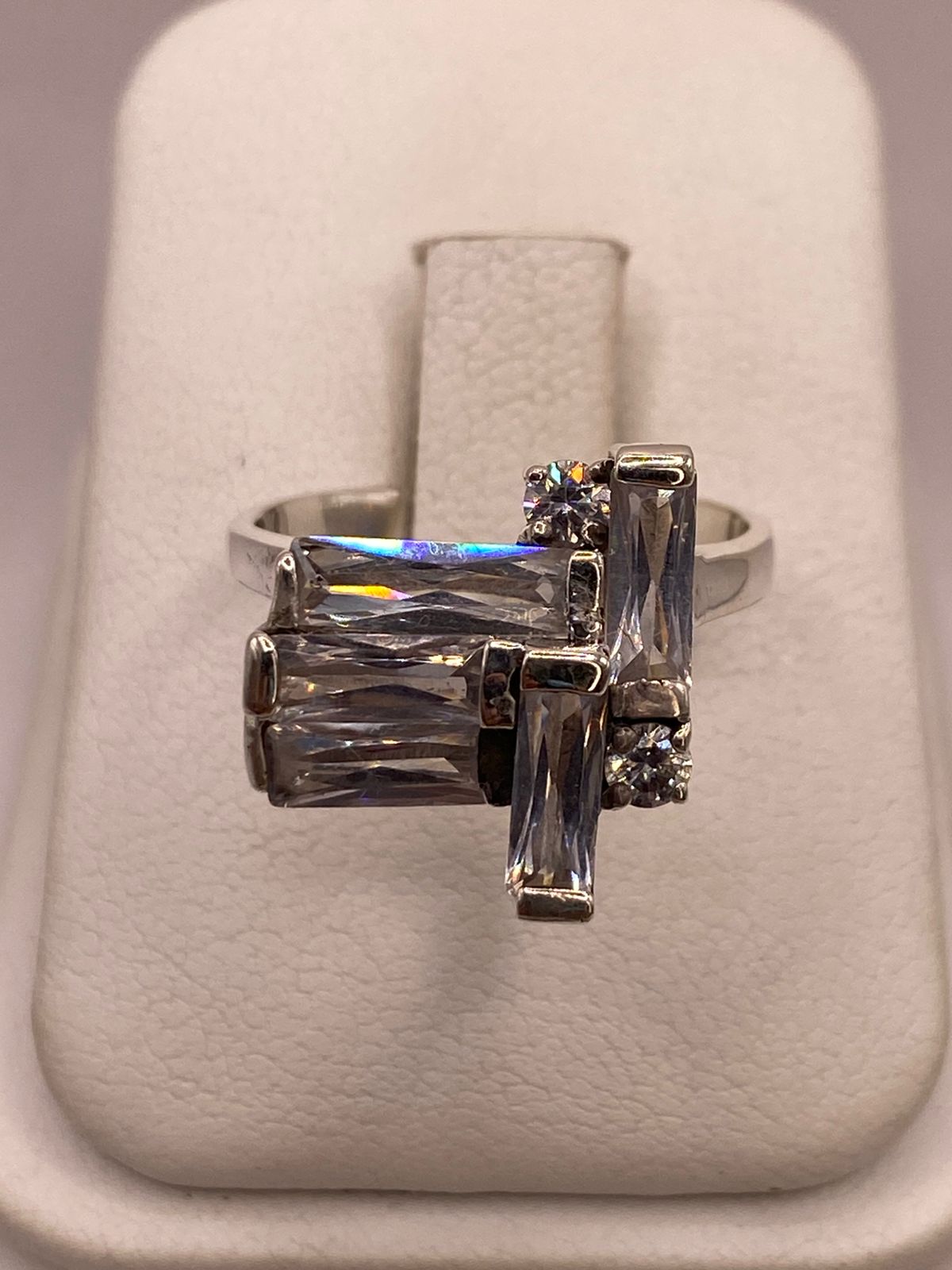 Anillo Geométrico con Zirconias en Plata Ley 925