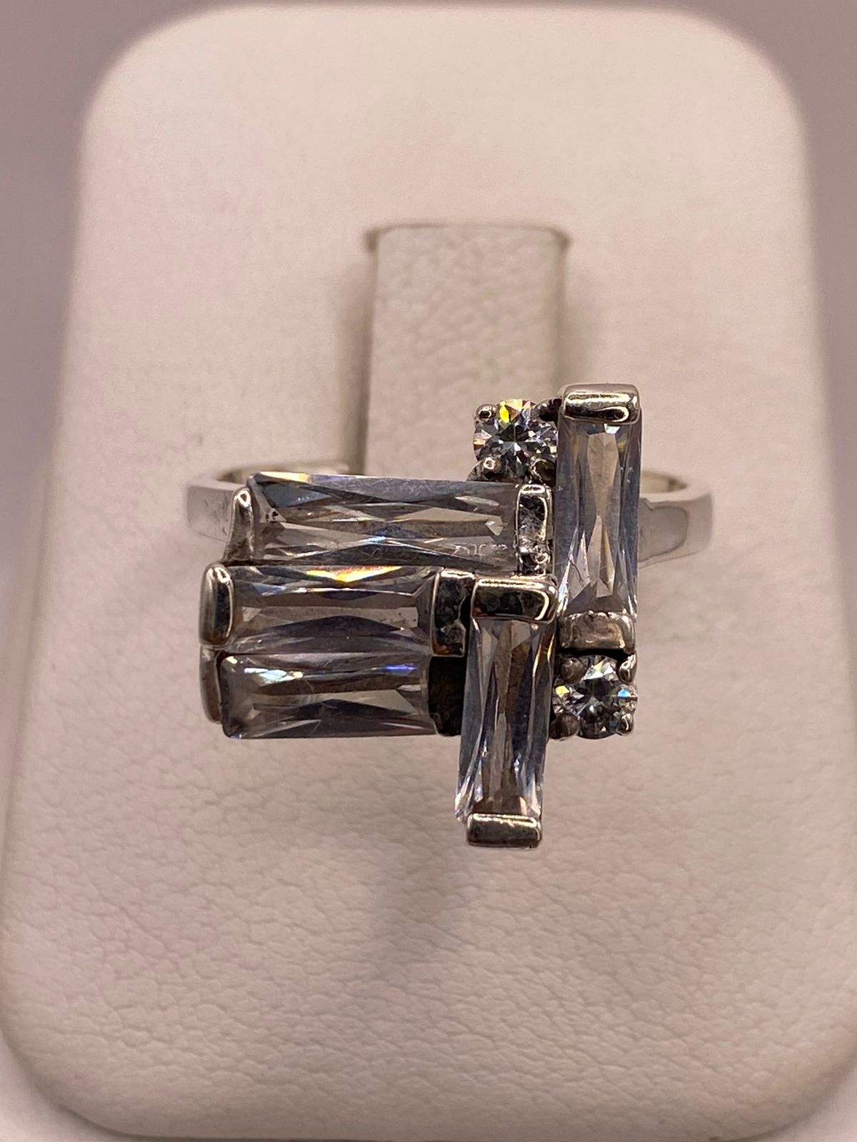 Anillo Geométrico con Zirconias en Plata Ley 925