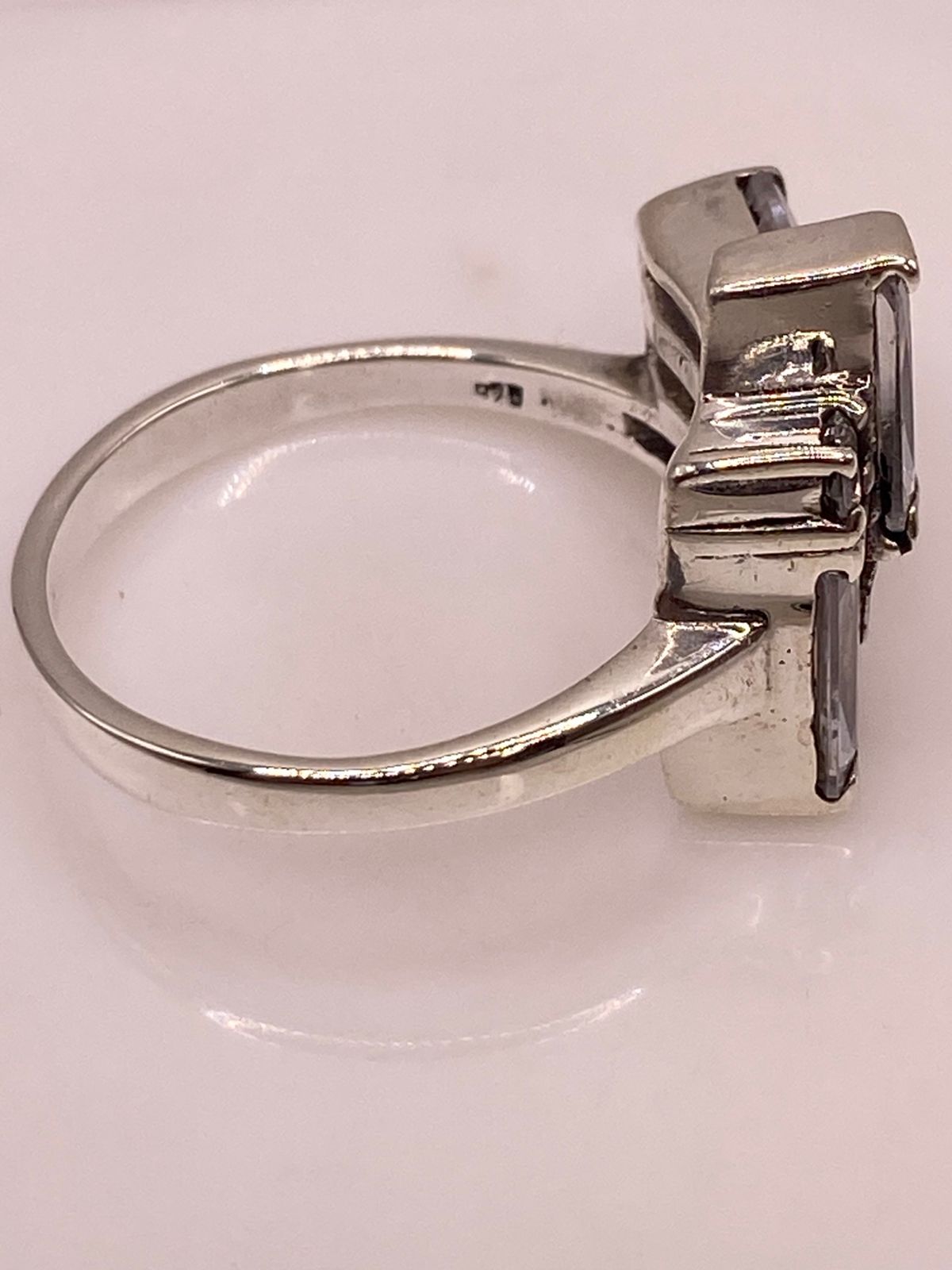 Anillo Geométrico con Zirconias en Plata Ley 925