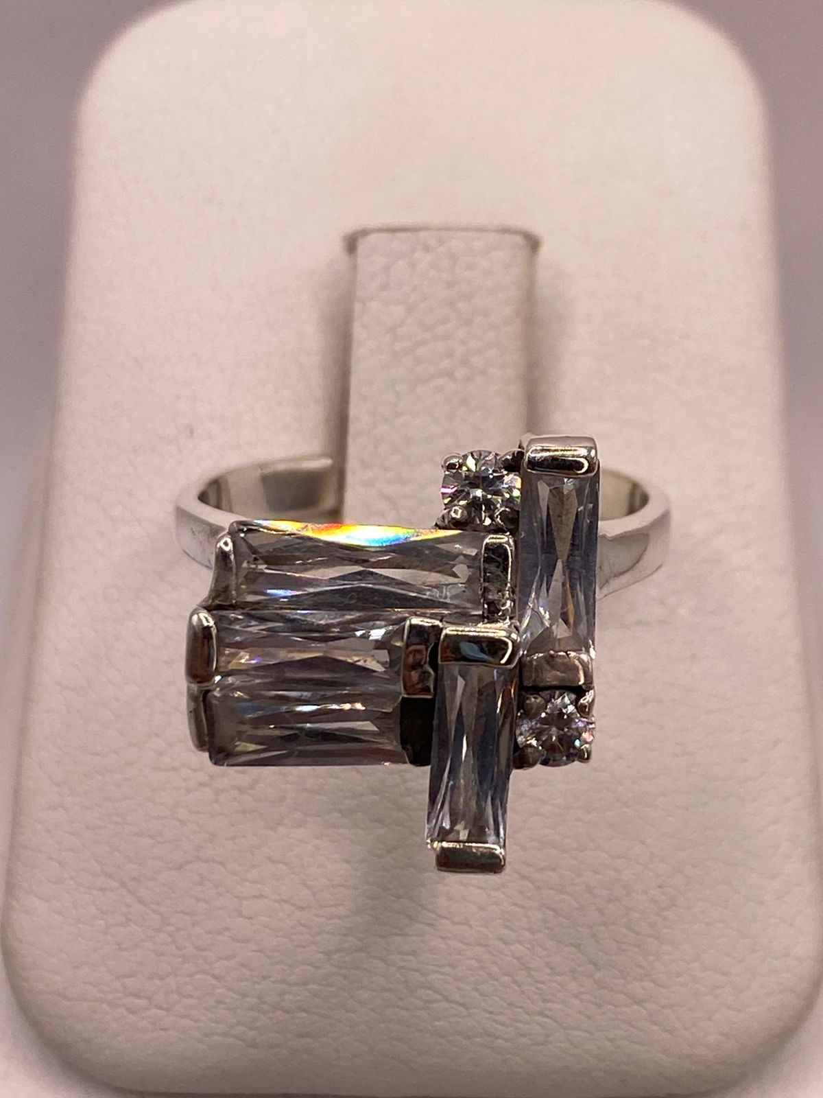 Anillo Geométrico con Zirconias en Plata Ley 925