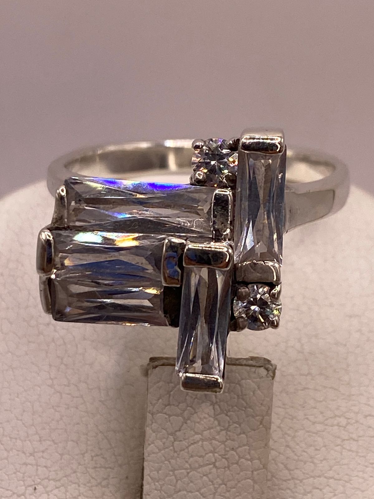 Anillo Geométrico con Zirconias en Plata Ley 925