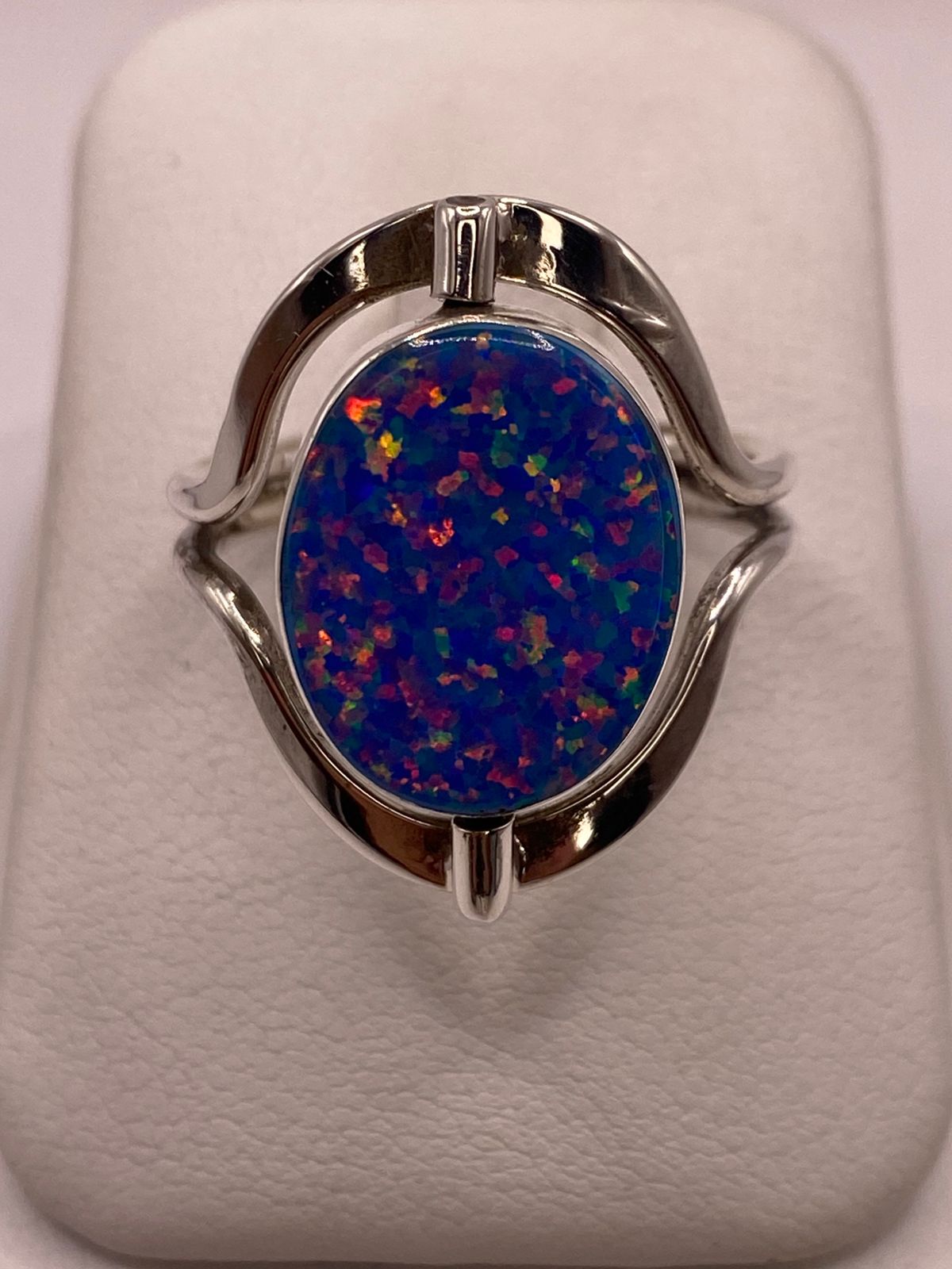 Anillo Giratorio Doble Vista de Ópalo de Fuego en Plata .925 en báscula mostrando peso