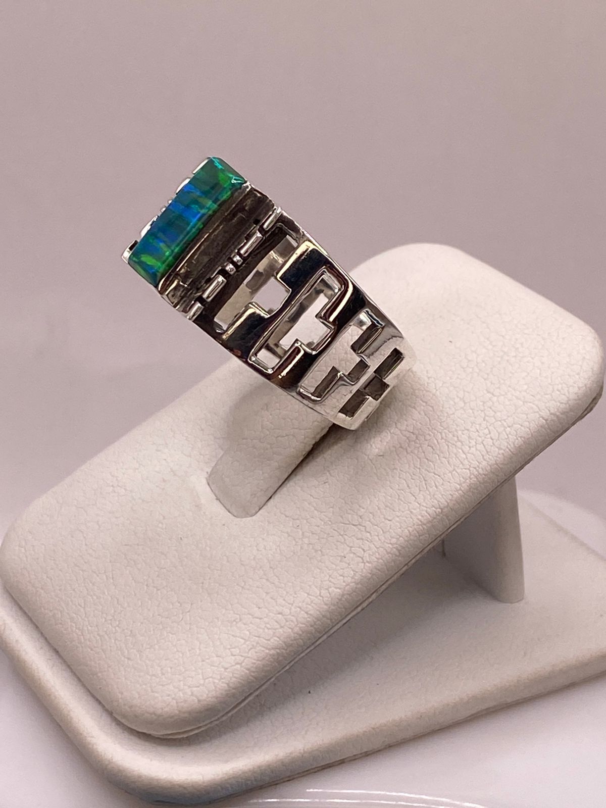 Anillo Greca Calada con Ópalo Azul y Verde en Plata Ley 950