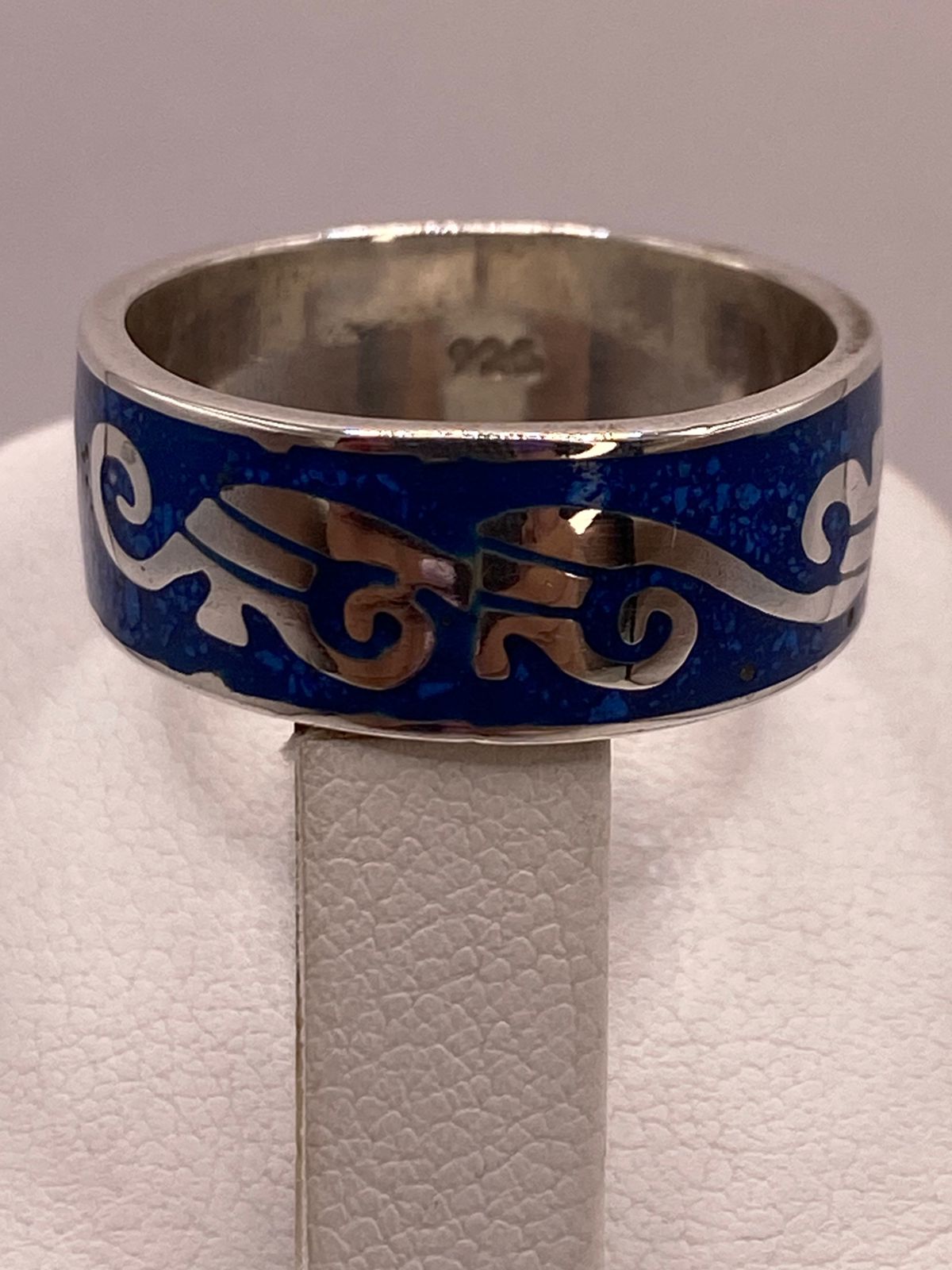 Anillo Greca Ornamentada de Plata .925 con Incrustación Azul