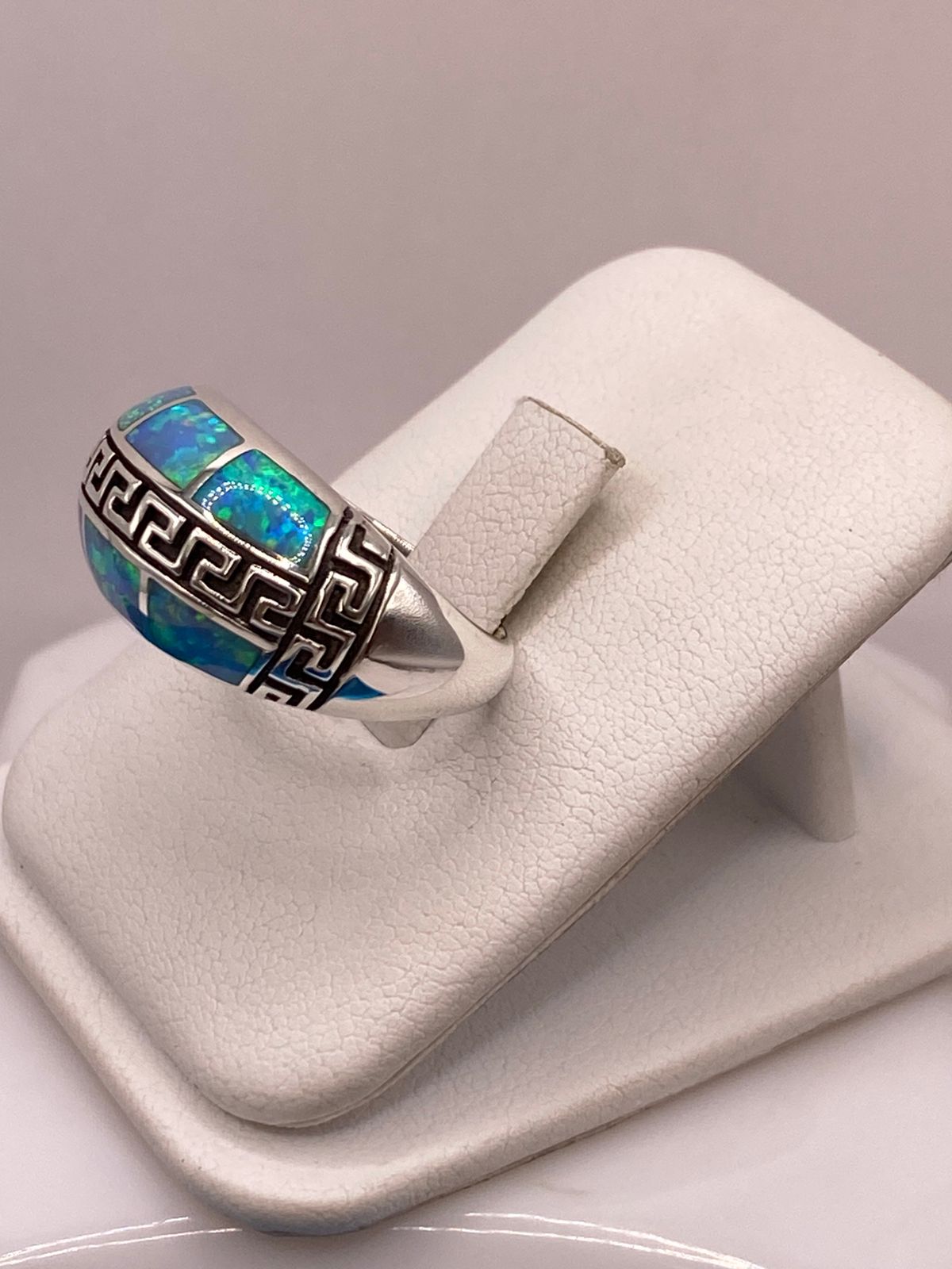ANILLO GRECA DE PLATA LEY 950 CON ÓPALO DE FUEGO AZUL CIELO