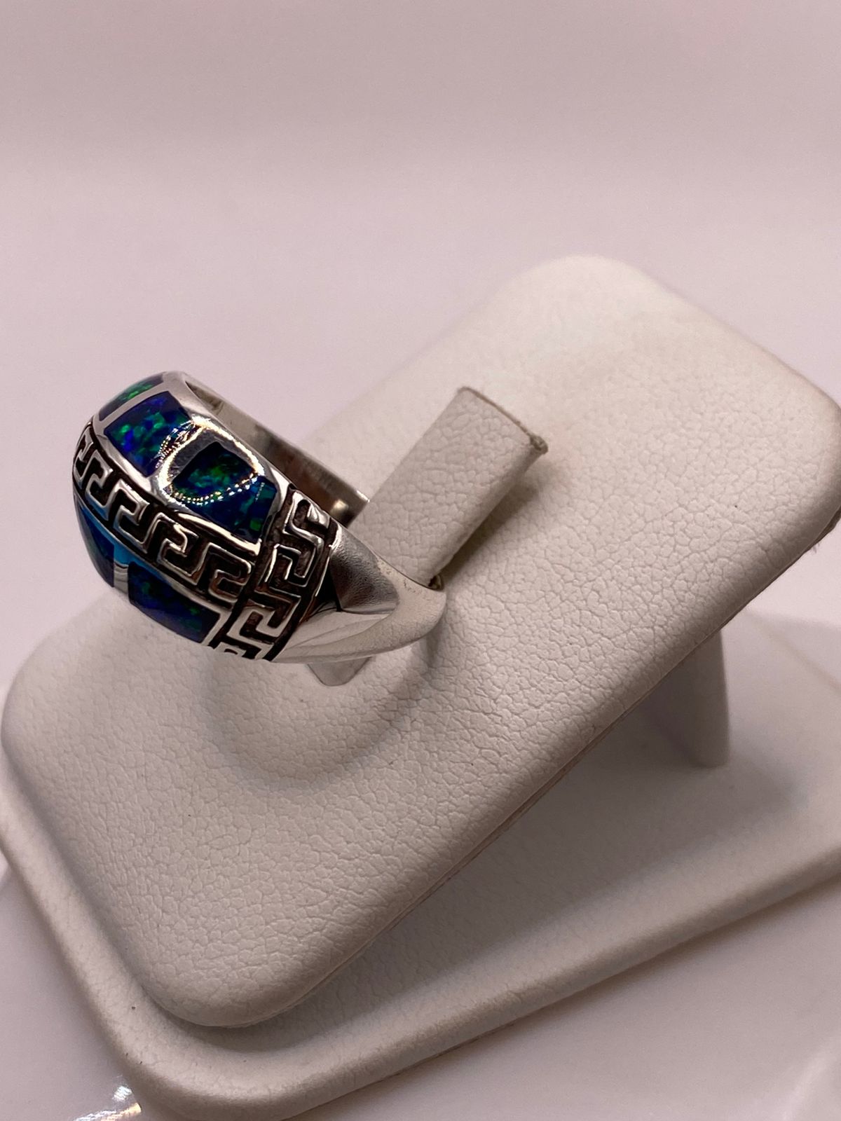 ANILLO GRECA DE PLATA LEY 950 CON ÓPALO DE FUEGO AZUL MARINO