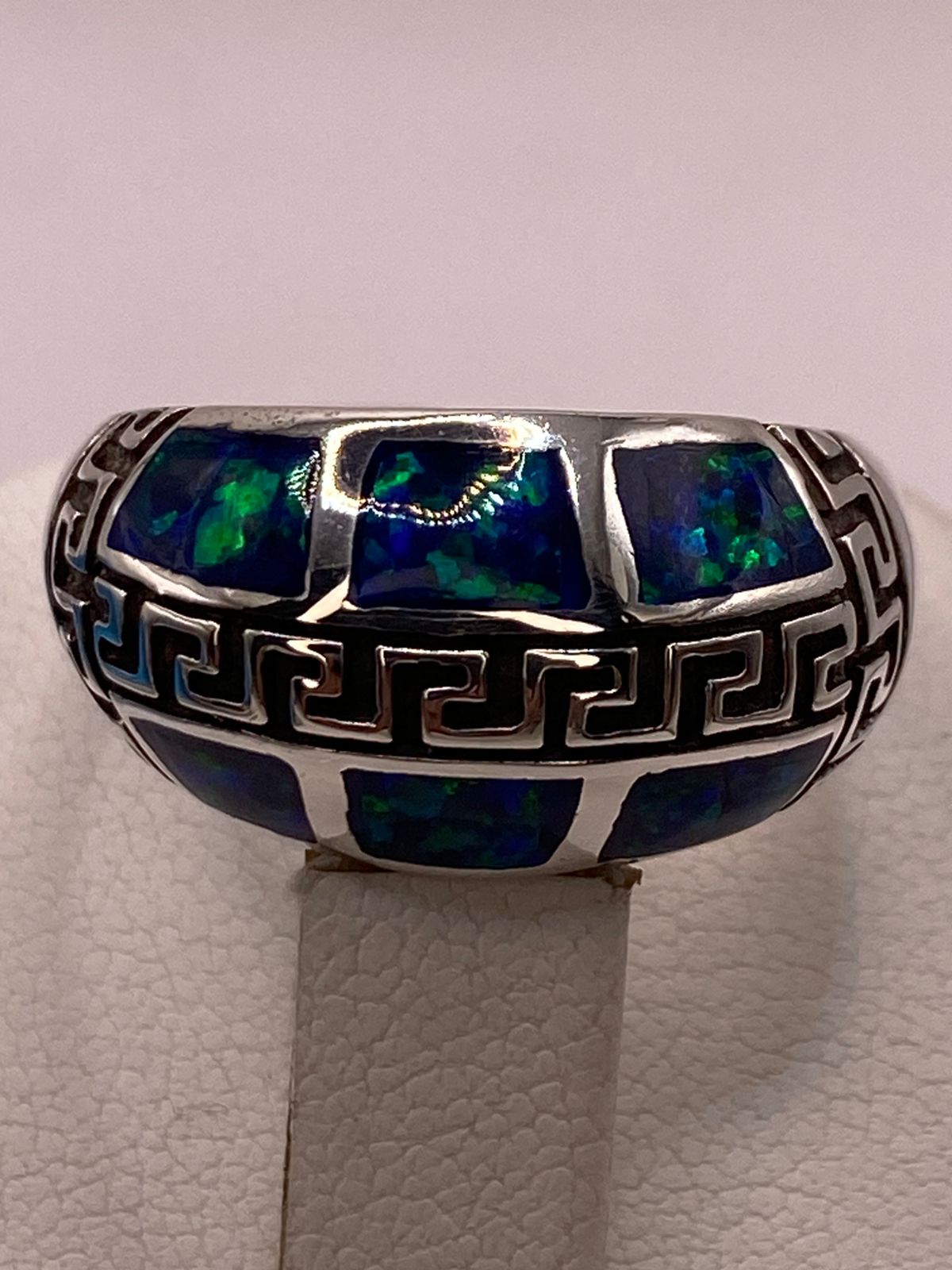 ANILLO GRECA DE PLATA LEY 950 CON ÓPALO DE FUEGO AZUL MARINO