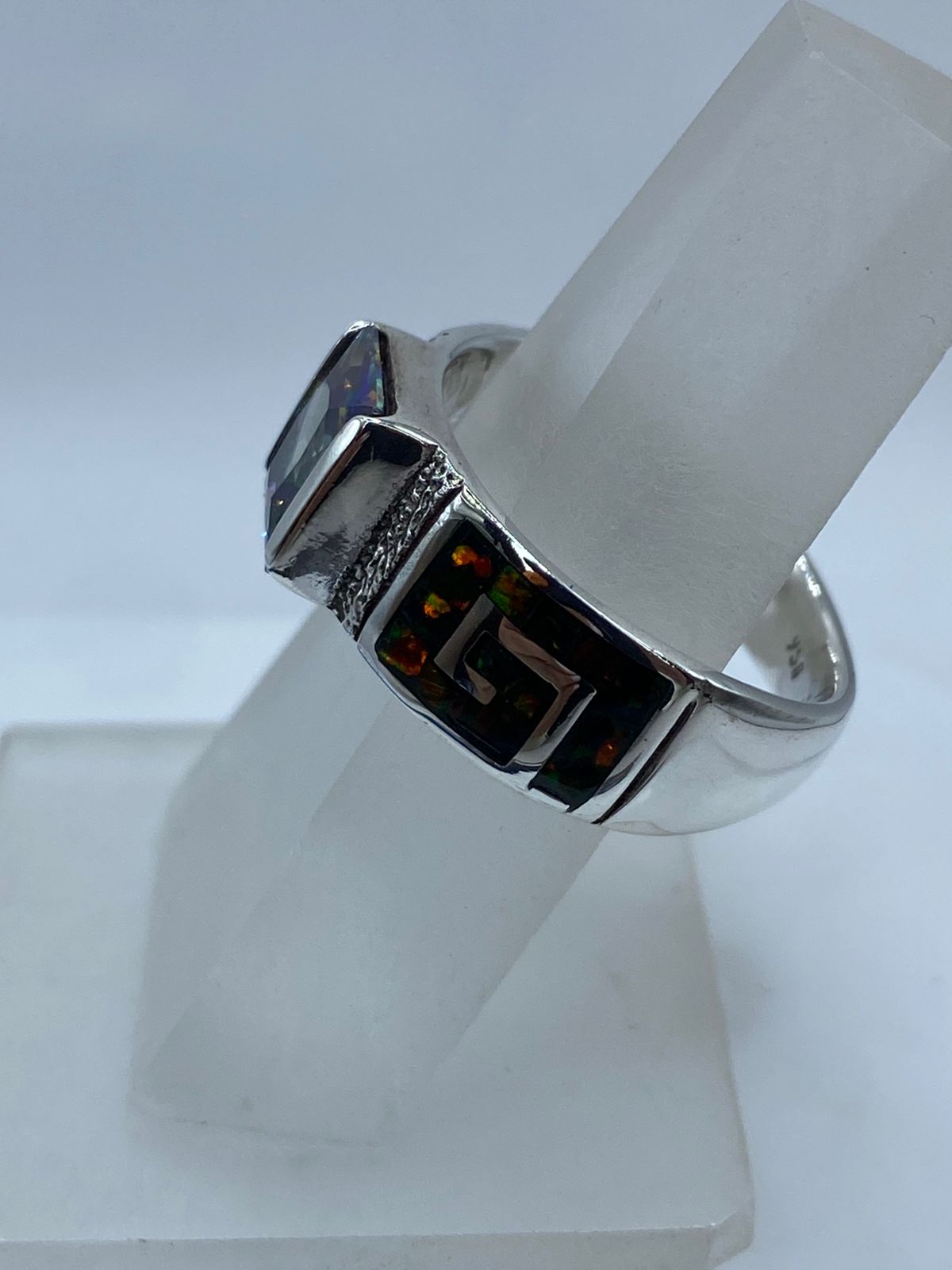 Anillo Greca de Plata .950 con Ópalo de Fuego y Zircona Multicolor