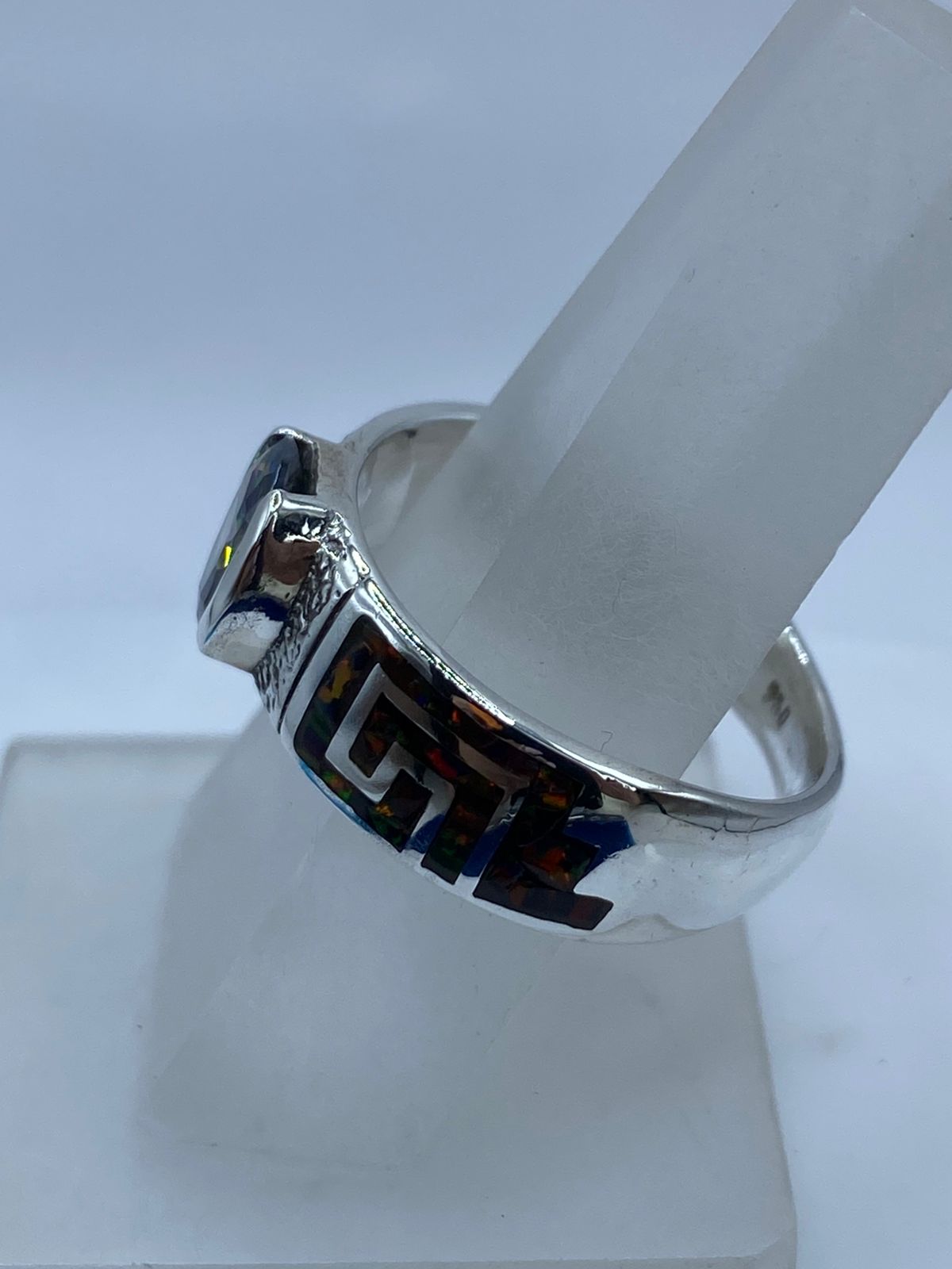 Anillo Greca de Plata .950 con Ópalo de Fuego y Zirconia Tornasol