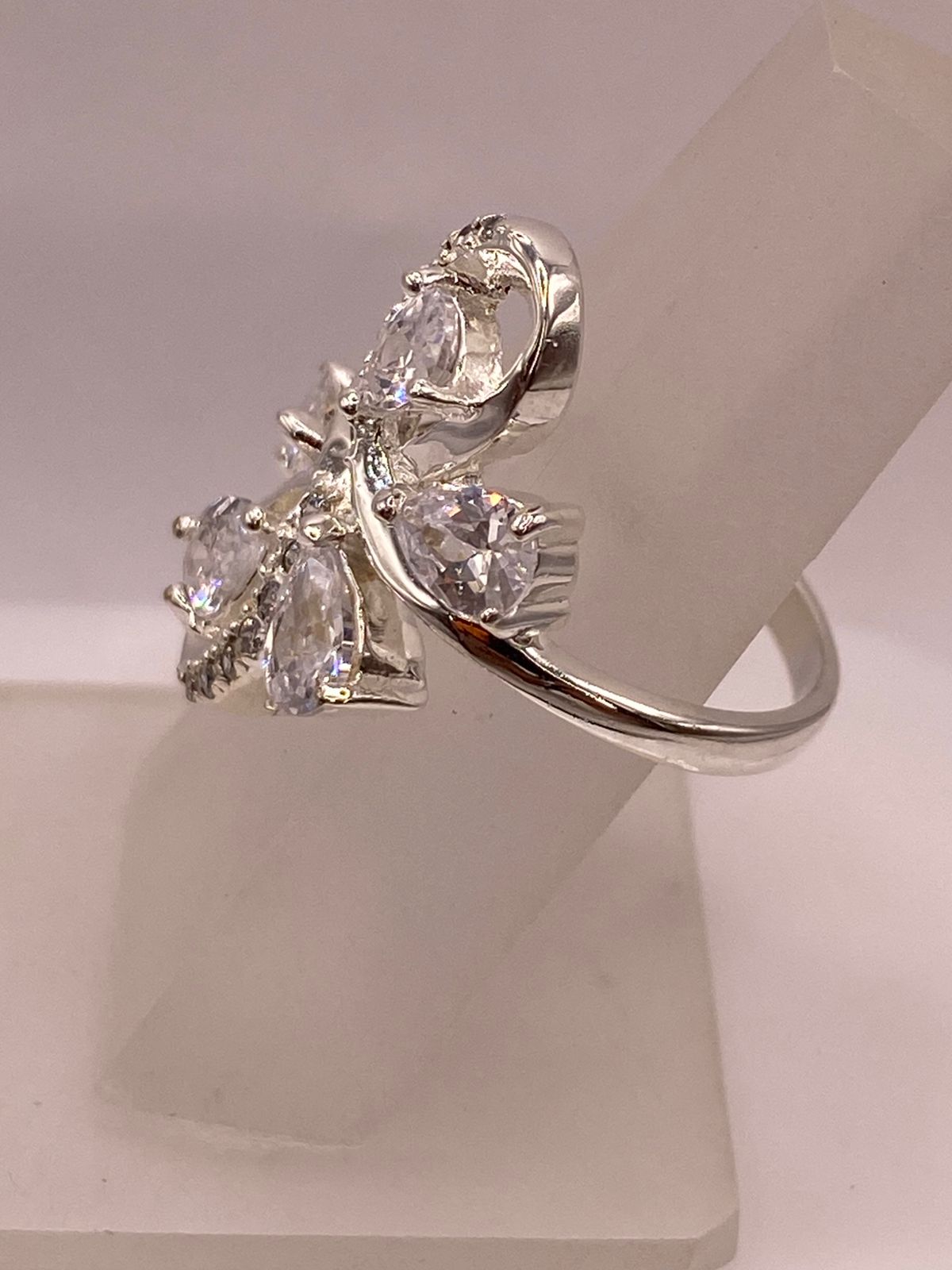 Anillo Infinito de Plata Ley 925 con Zirconias Blancas