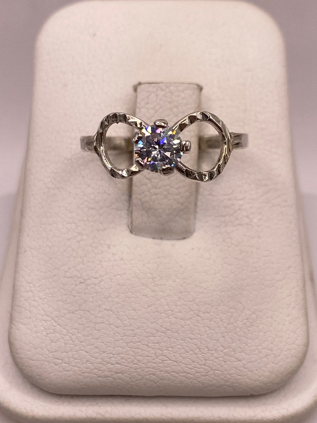 ANILLO INFINITO CON ZIRCONIA BRILLANTE EN PLATA LEY 925