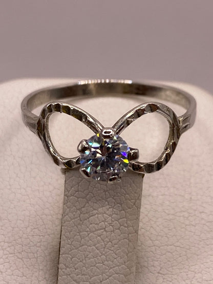 Anillo Infinito con Zirconia Brillante en Plata Ley 925, vista de detalle