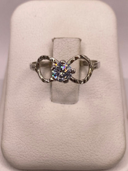 Anillo Infinito con Zirconia Brillante en Plata Ley 925, vista frontal