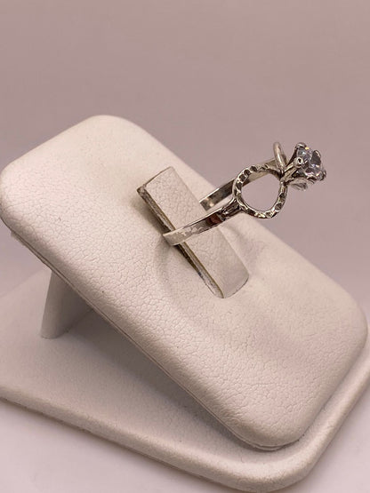 Anillo Infinito con Zirconia Brillante en Plata Ley 925, vista lateral