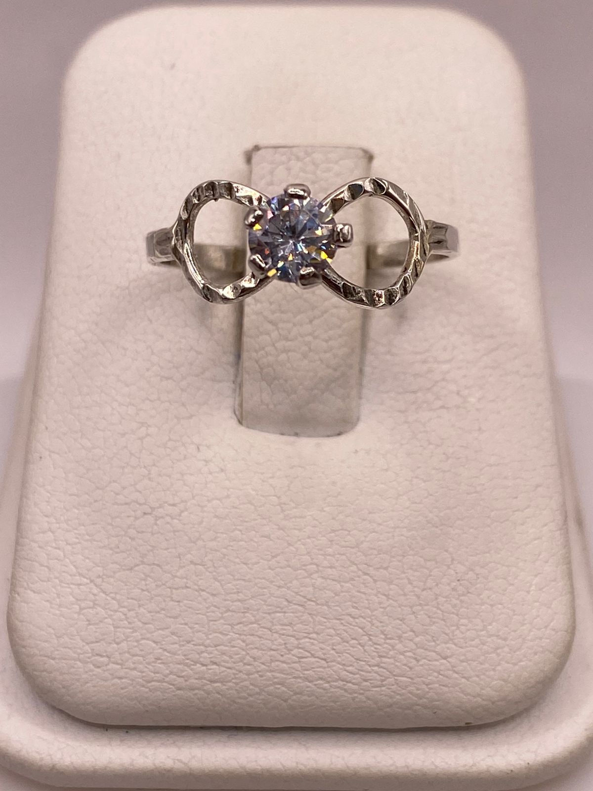 ANILLO INFINITO CON ZIRCONIA BRILLANTE EN PLATA LEY 925