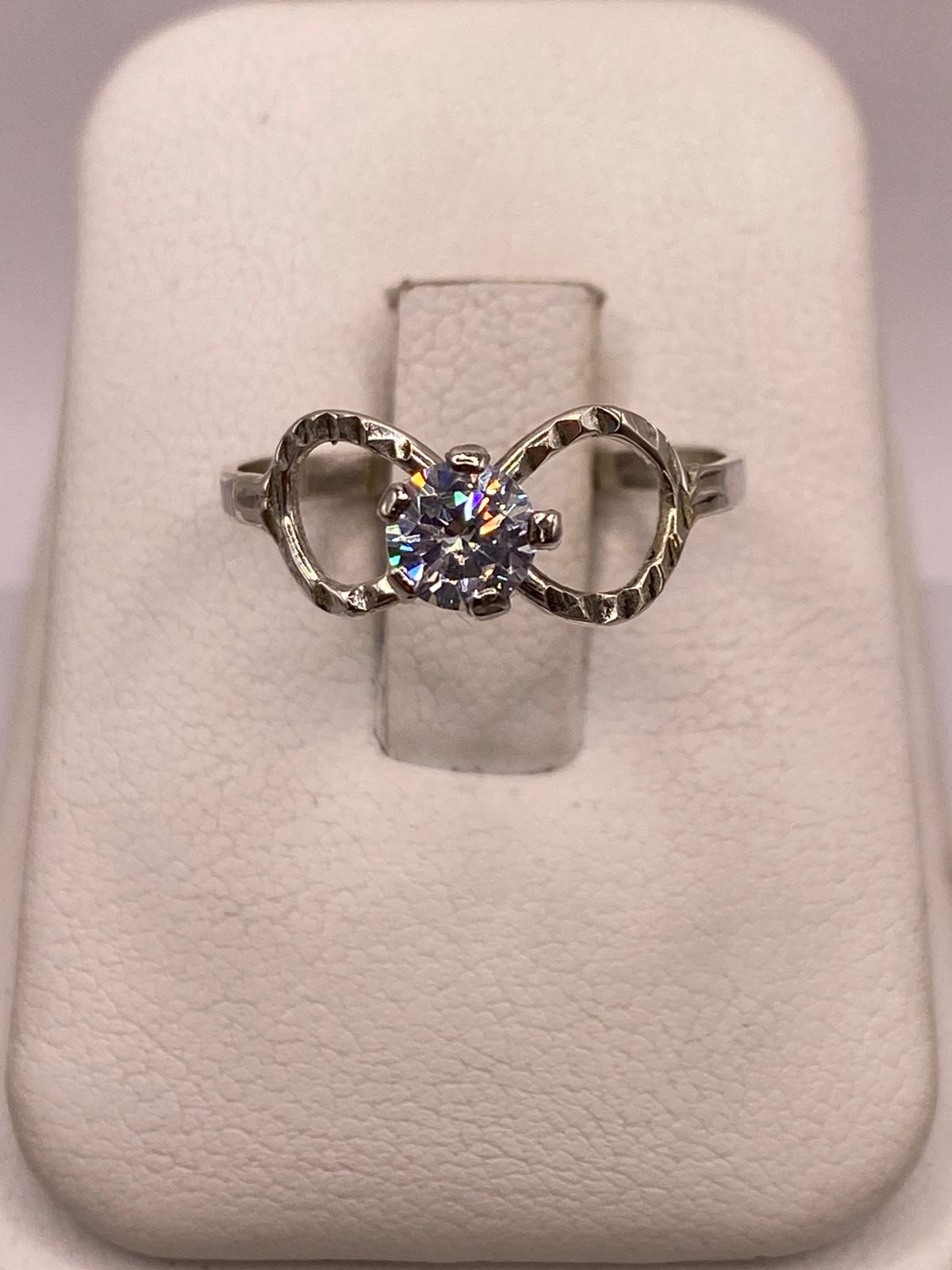 ANILLO INFINITO CON ZIRCONIA BRILLANTE EN PLATA LEY 925