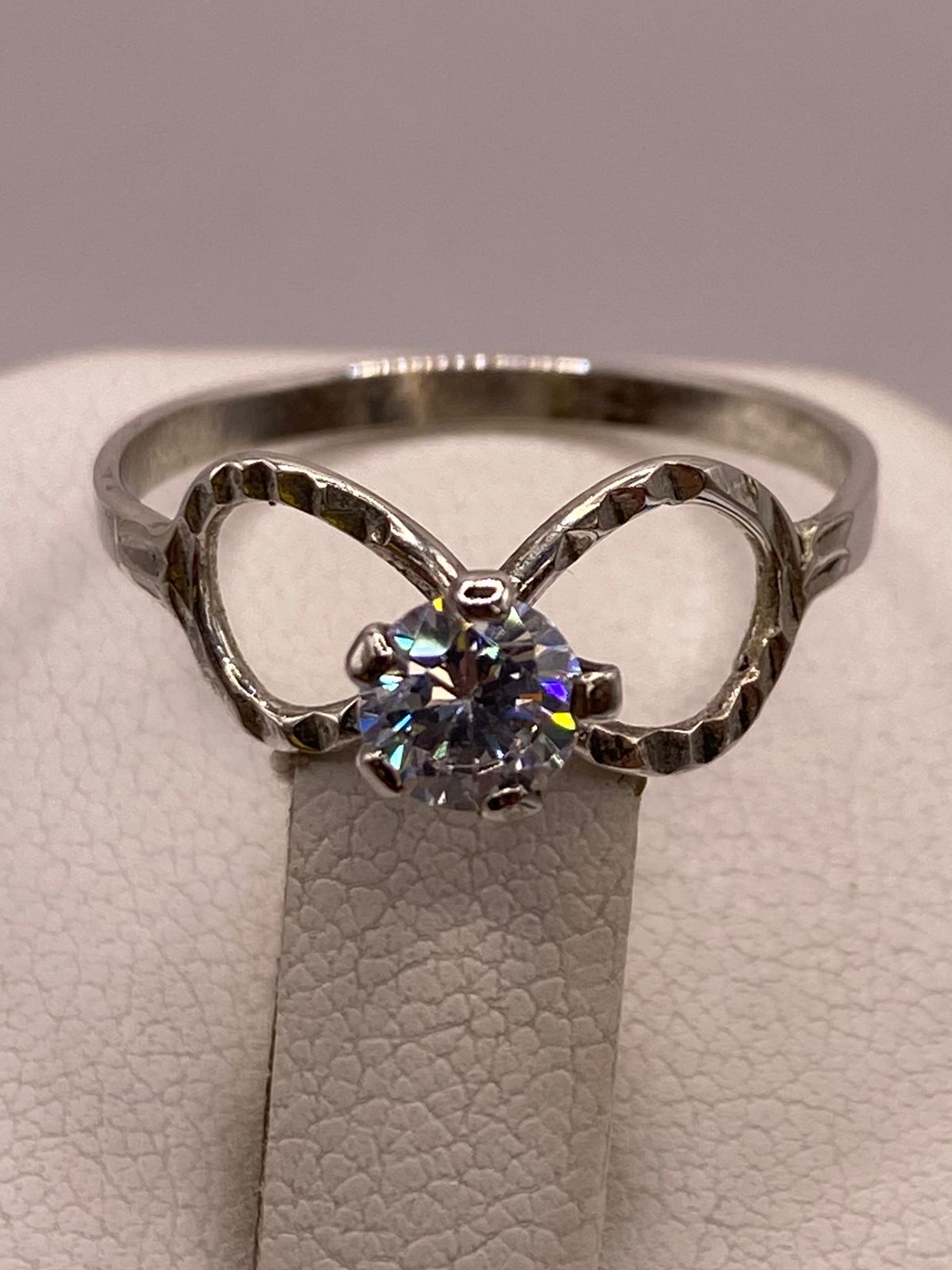 ANILLO INFINITO CON ZIRCONIA BRILLANTE EN PLATA LEY 926