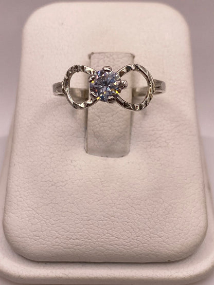 Anillo Infinito con Zirconia Brillante en Plata Ley 926 — ángulo diagonal