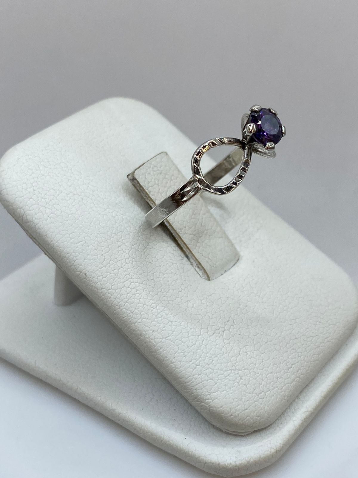 Anillo Infinito con Zirconia Morada en Plata 925
