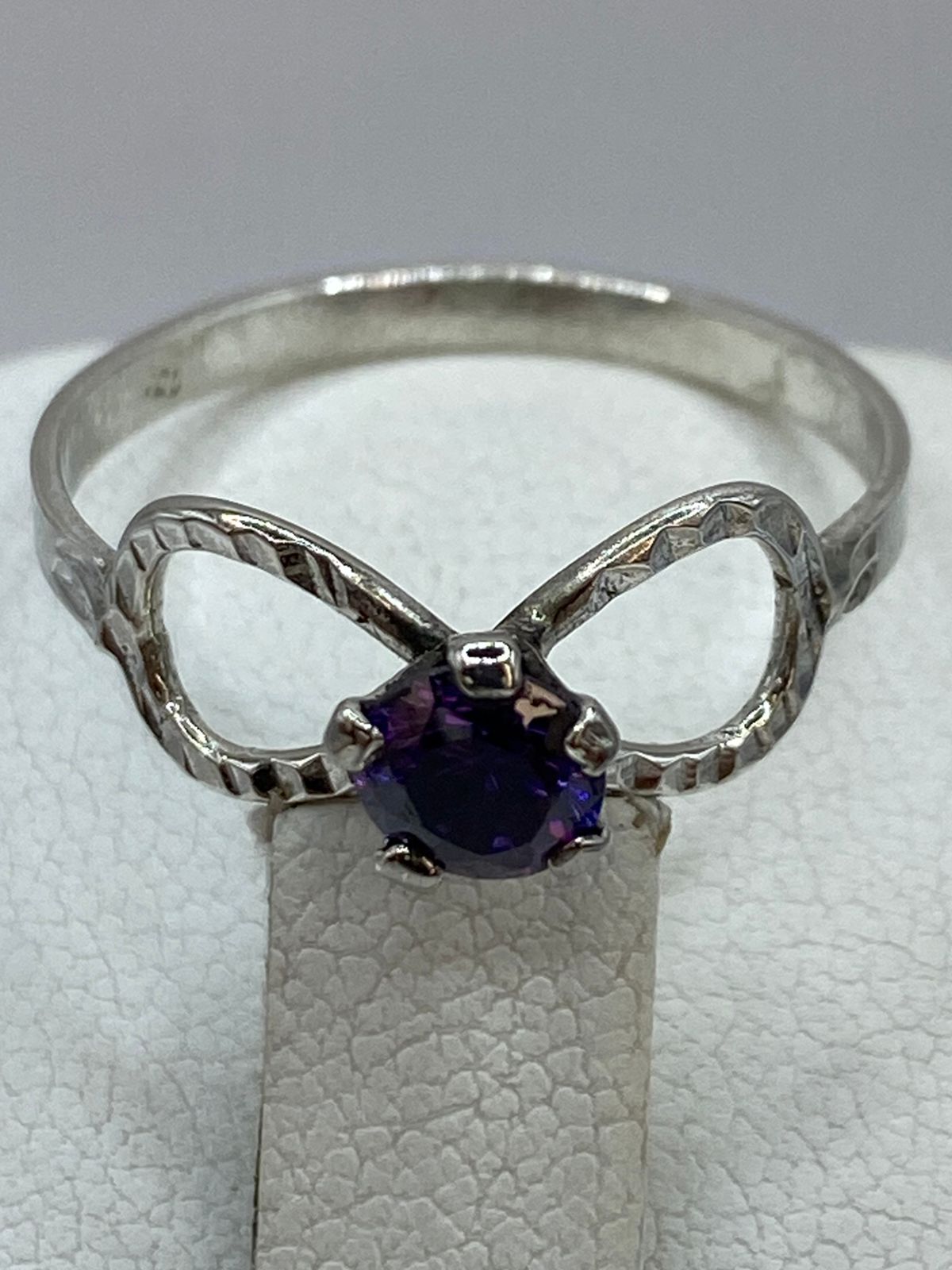 Anillo Infinito con Zirconia Morada en Plata 925
