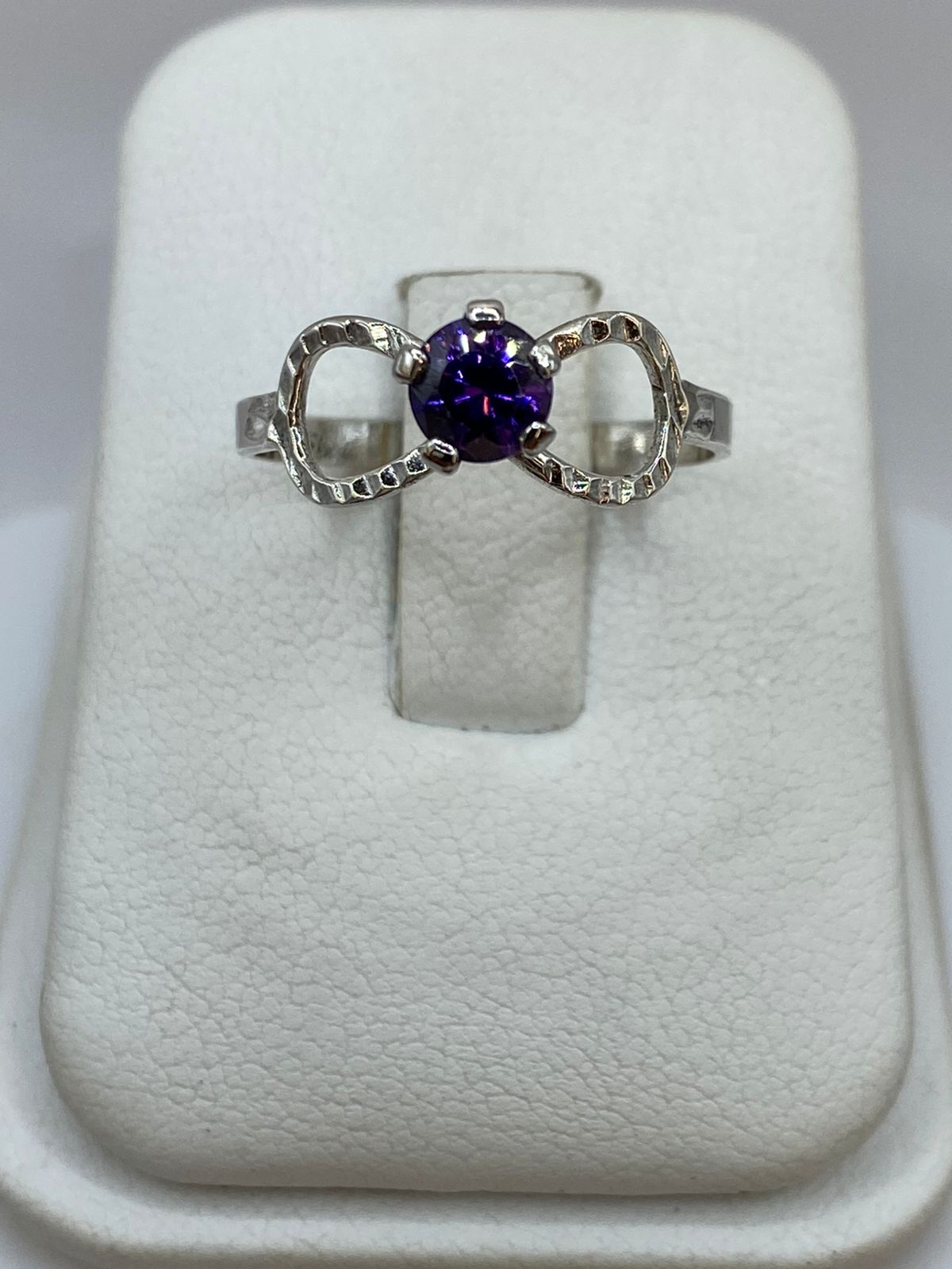 Anillo Infinito con Zirconia Morada en Plata 925