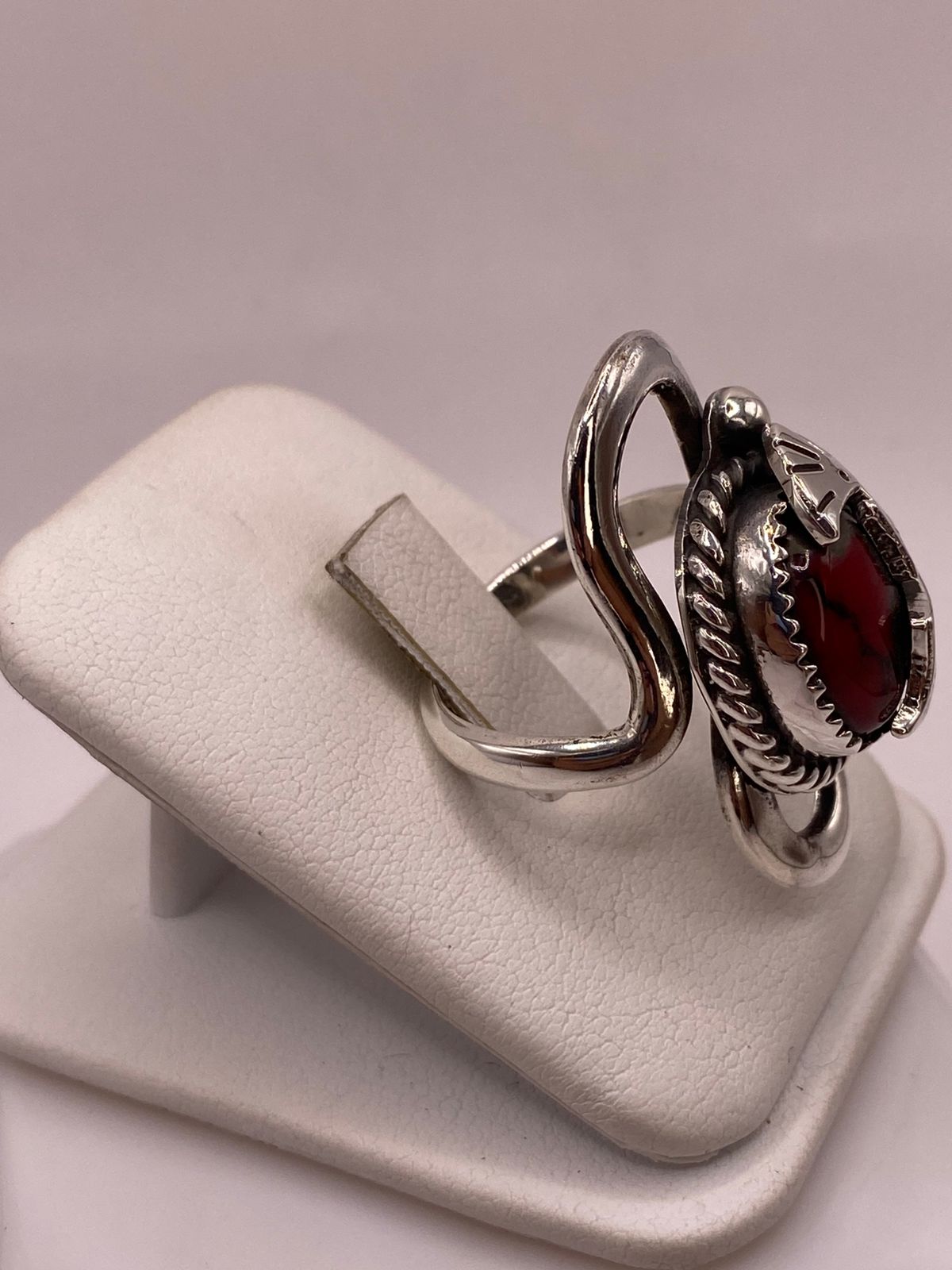 Anillo Kokopelli de Plata Ley 925 con Coral Roj