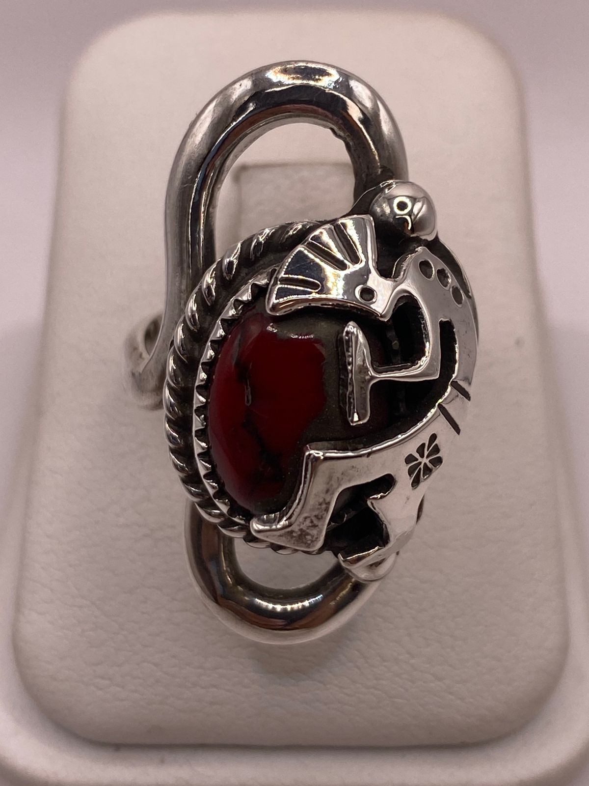 Anillo Kokopelli de Plata Ley 925 con Coral Roj