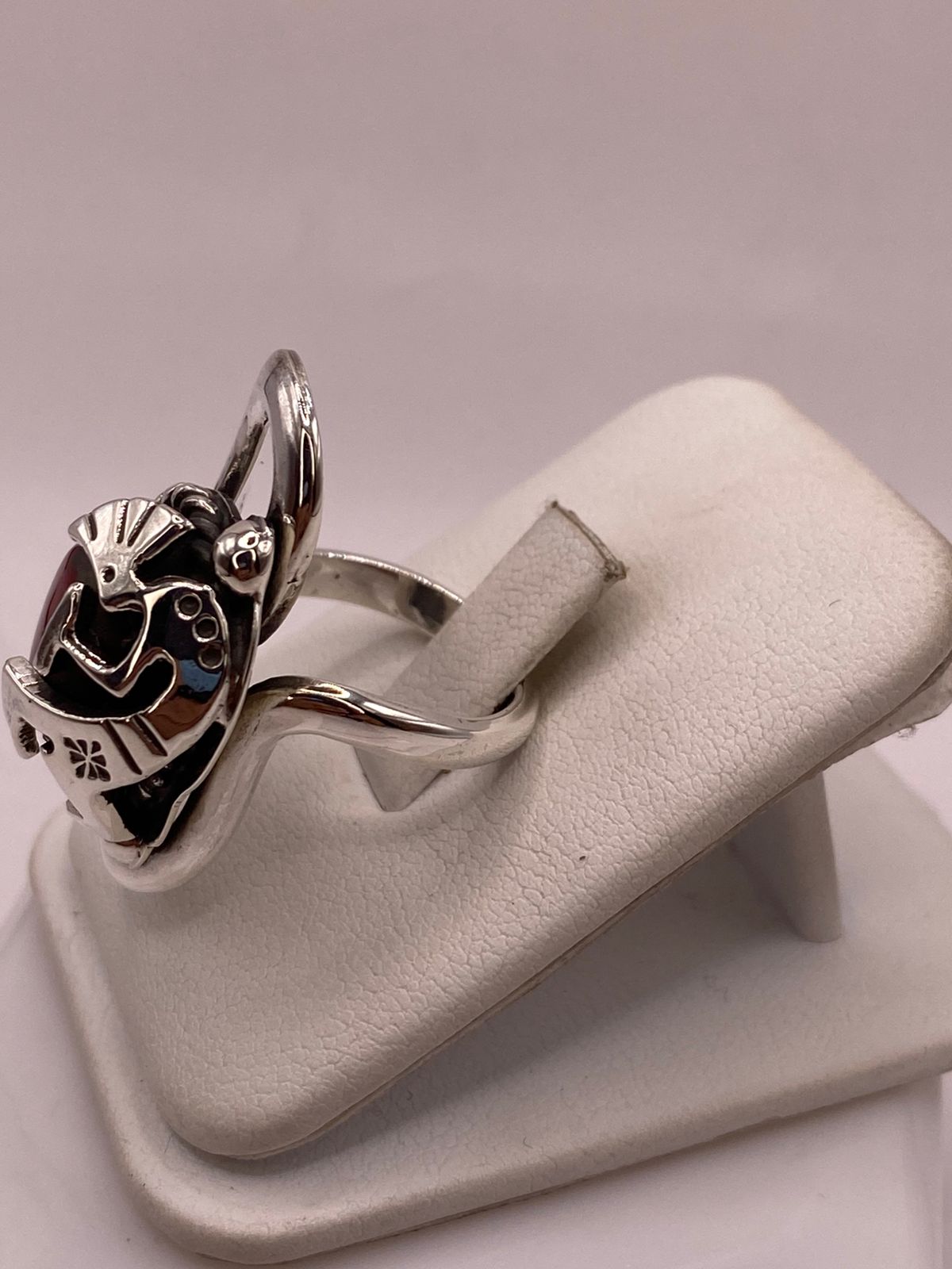 Anillo Kokopelli de Plata Ley 925 con Coral Roj