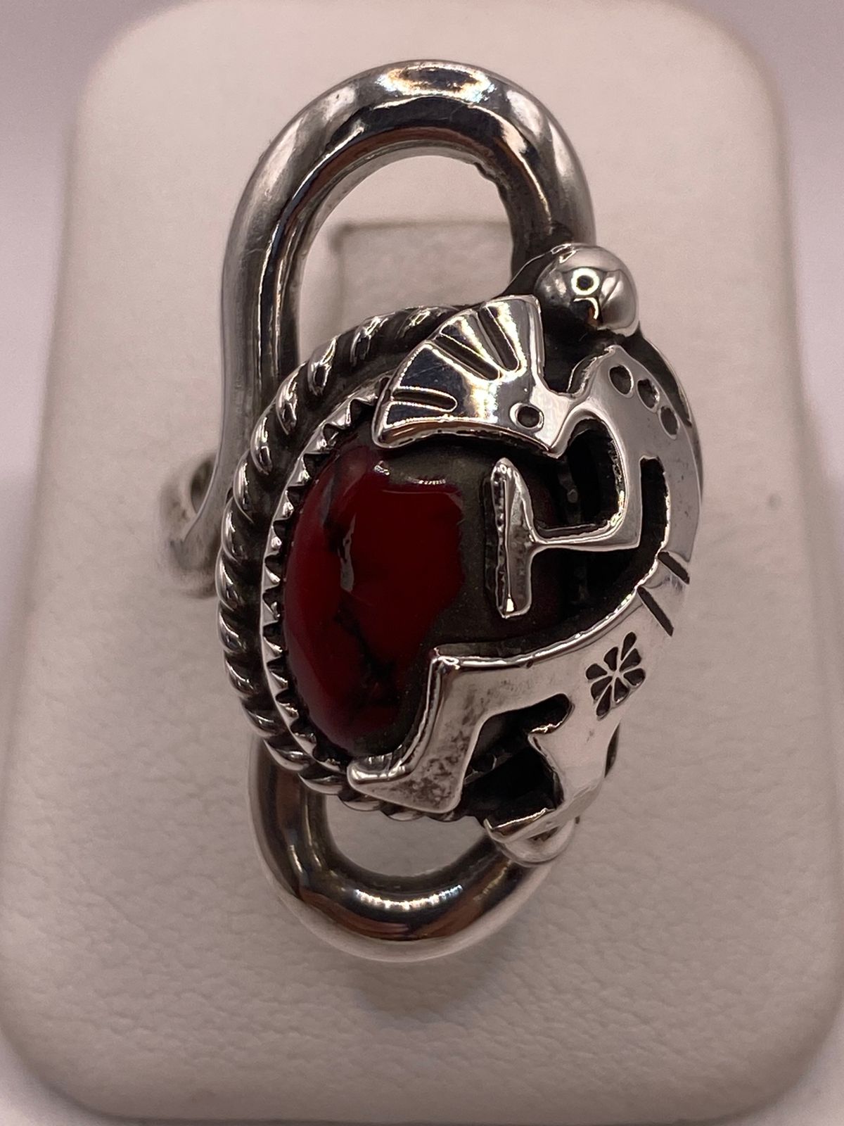 Anillo Kokopelli de Plata Ley 925 con Coral Roj