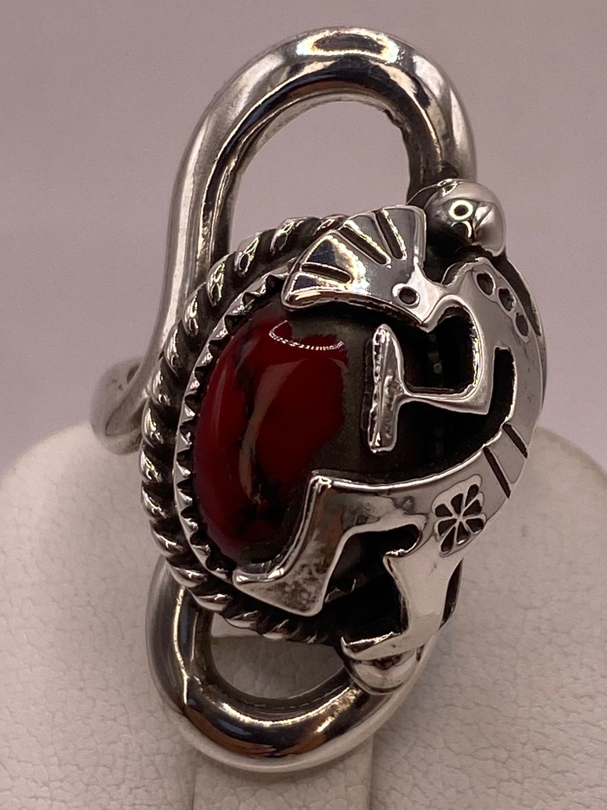 Anillo Kokopelli de Plata Ley 925 con Coral Roj