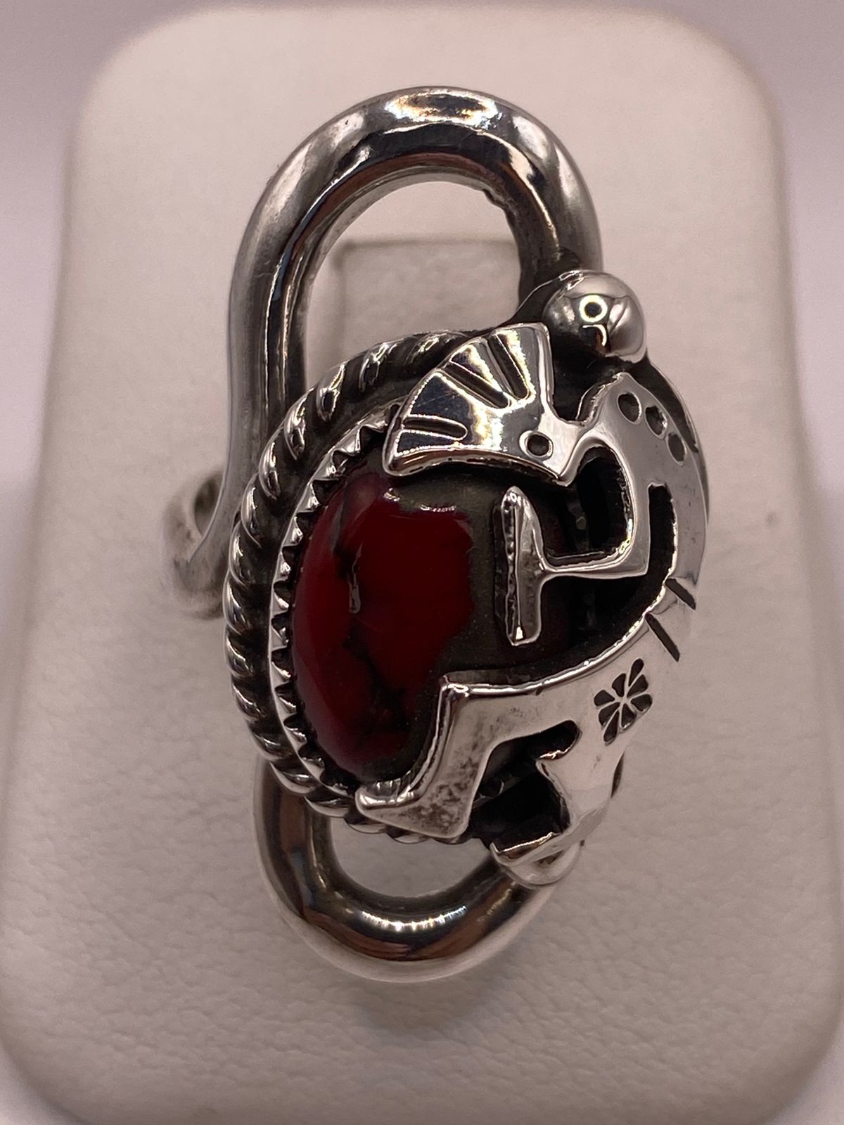 Anillo Kokopelli de Plata Ley 925 con Coral Roj