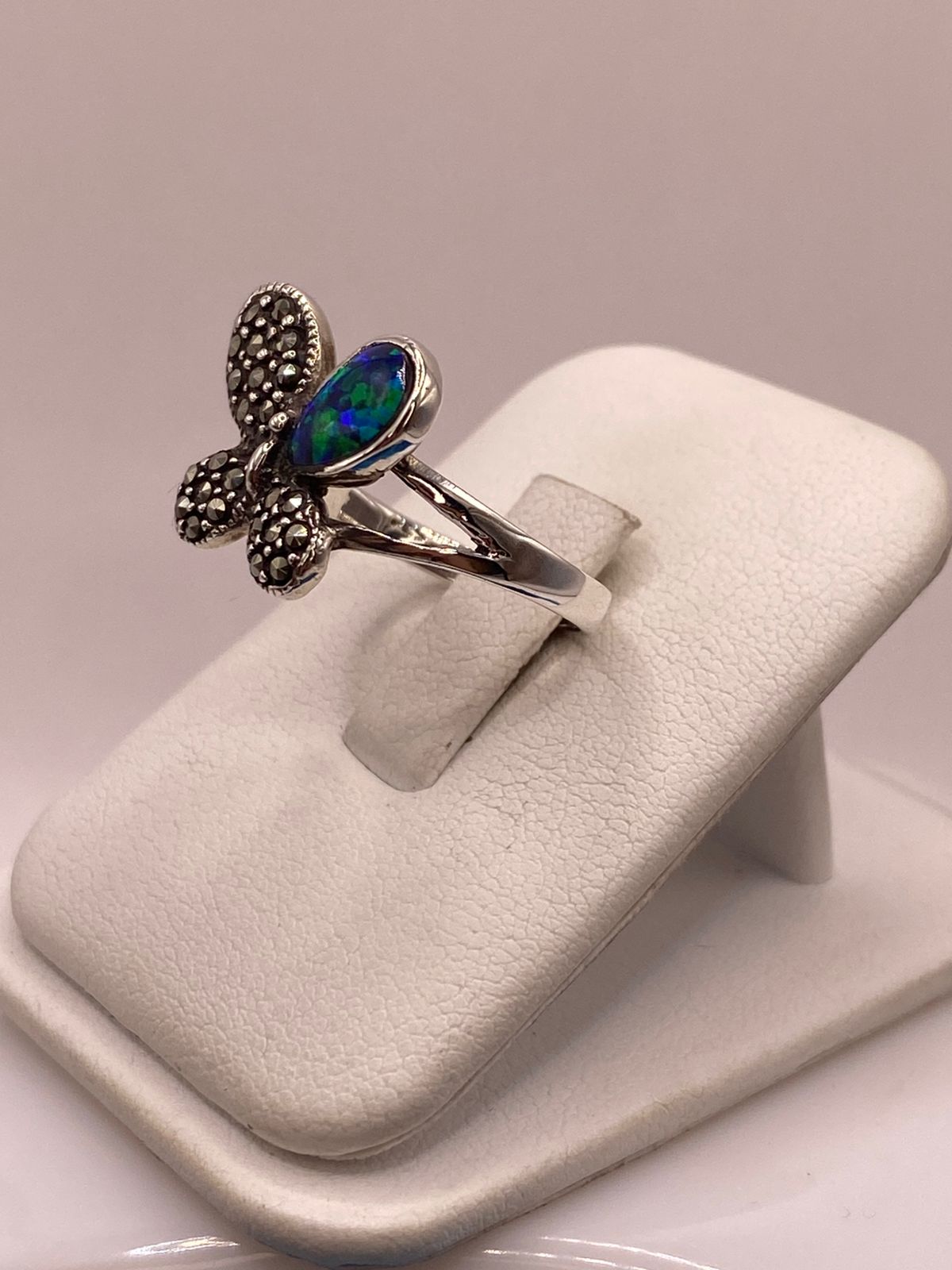 Anillo Mariposa de Plata Ley 925 con Ópalo de Fuego y Marquesitas