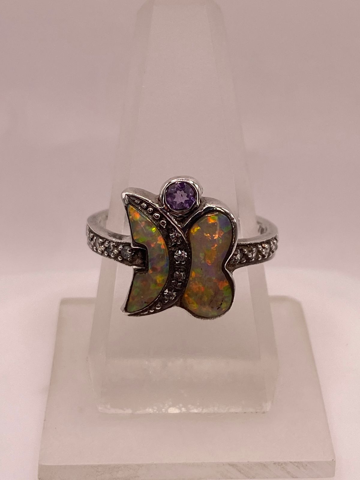 ANILLO MARIPOSA DE PLATA LEY 925 CON ÓPALO DE FUEGO, ZIRCONIAS Y DETALLE VIOLETA