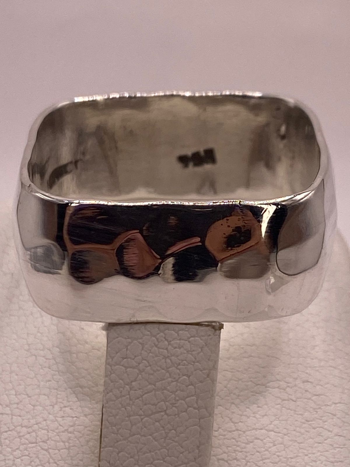 Anillo Martillado de Plata Ley 925 Diseño Minimalista
