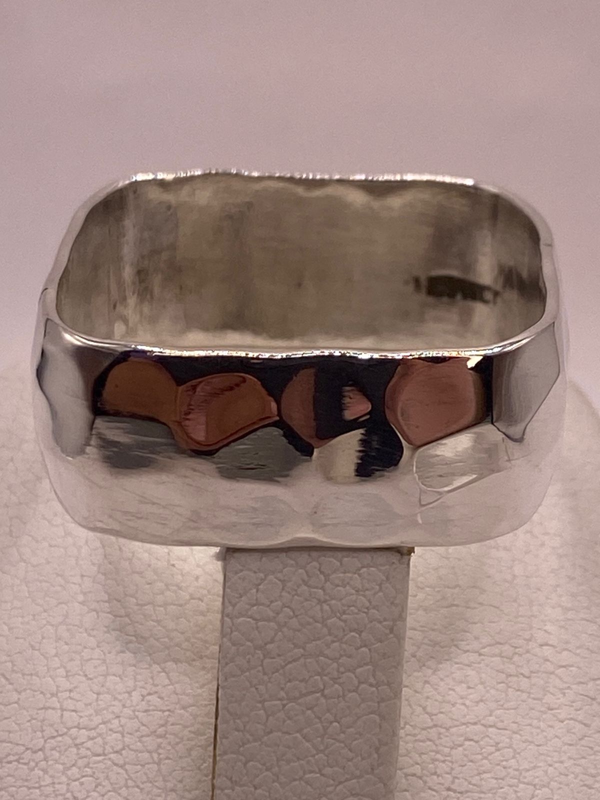 ANILLO MARTILLADO DE PLATA LEY 925 DISEÑO MINIMALISTA
