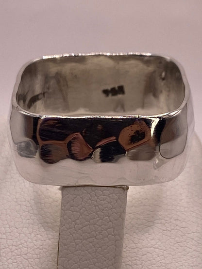 Anillo Martillado de Plata Ley 925 Diseño Minimalista, sello de autenticidad Plata Ley .925