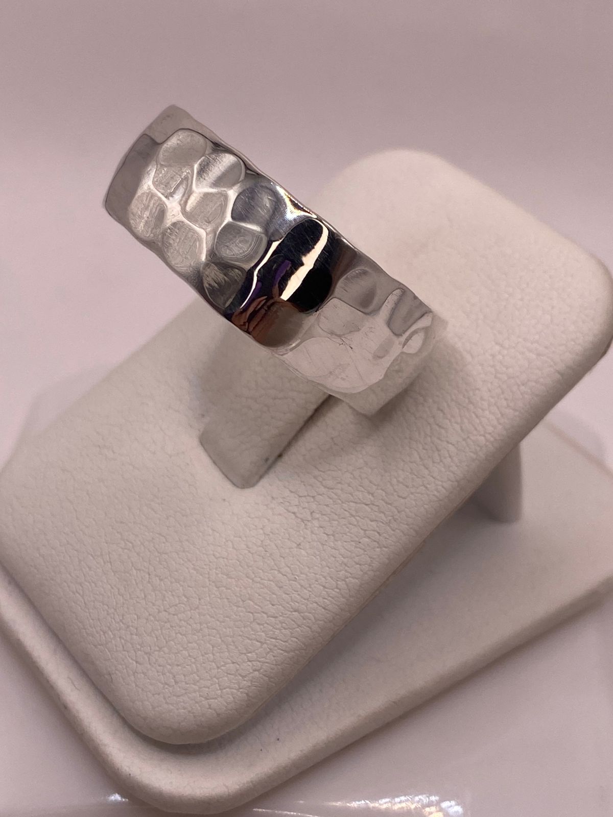 ANILLO MARTILLADO DE PLATA LEY 925 DISEÑO MINIMALISTA