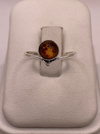 Anillo Minimalista con Ámbar Natural en Plata Ley 925, vista de detalle
