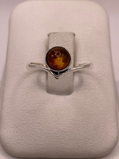 Anillo Minimalista con Ámbar Natural en Plata Ley 925, vista frontal