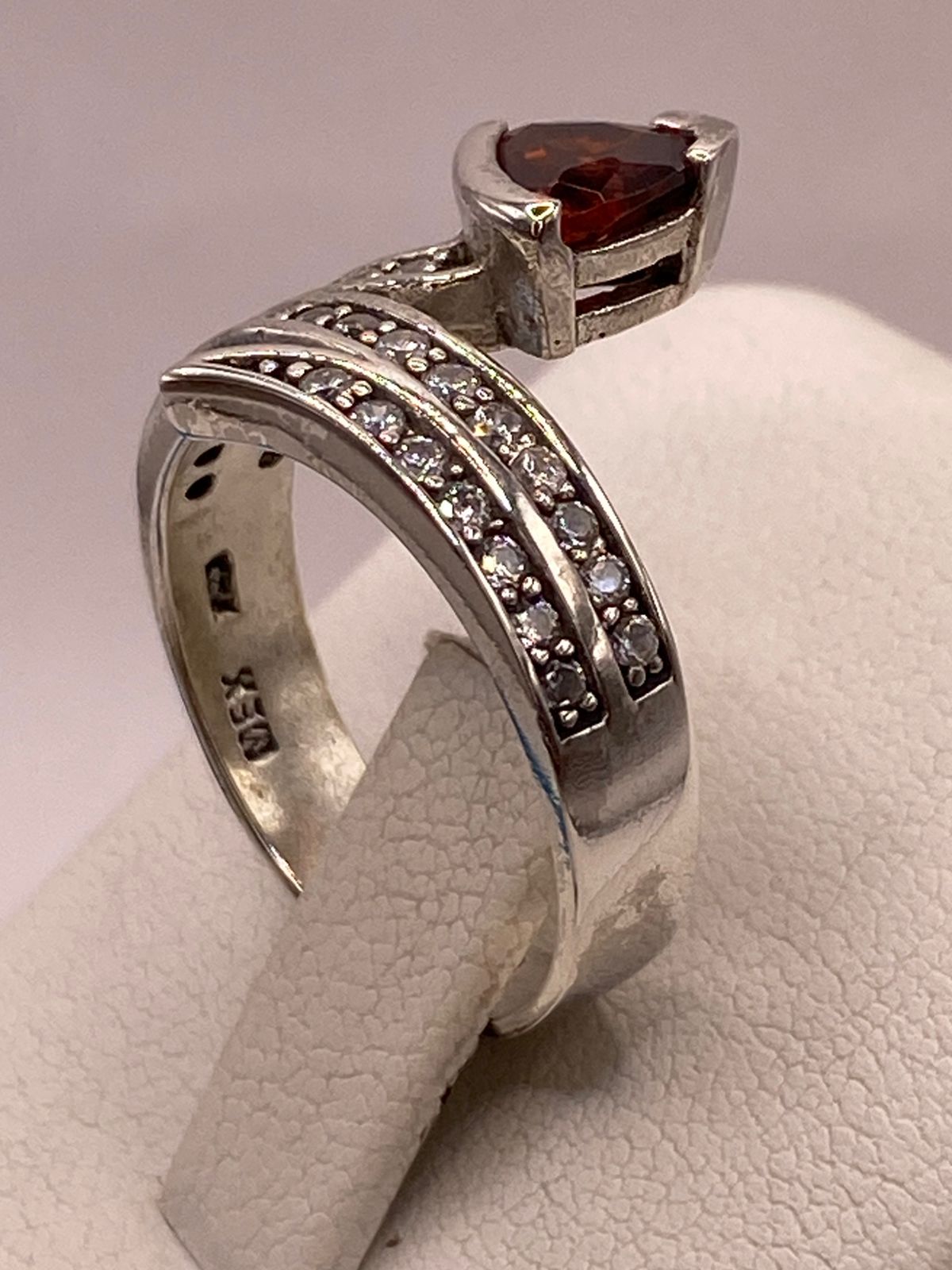 Anillo Moderno Cruzado con Zirconia Naranja y Detalles Brillantes en Plata Ley 925