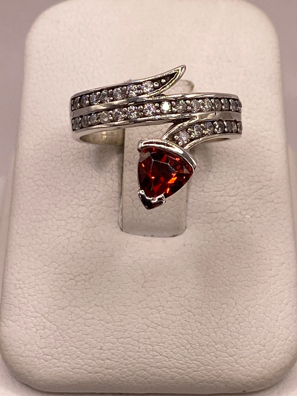 Anillo Moderno Cruzado con Zirconia Naranja y Detalles Brillantes en Plata Ley 925