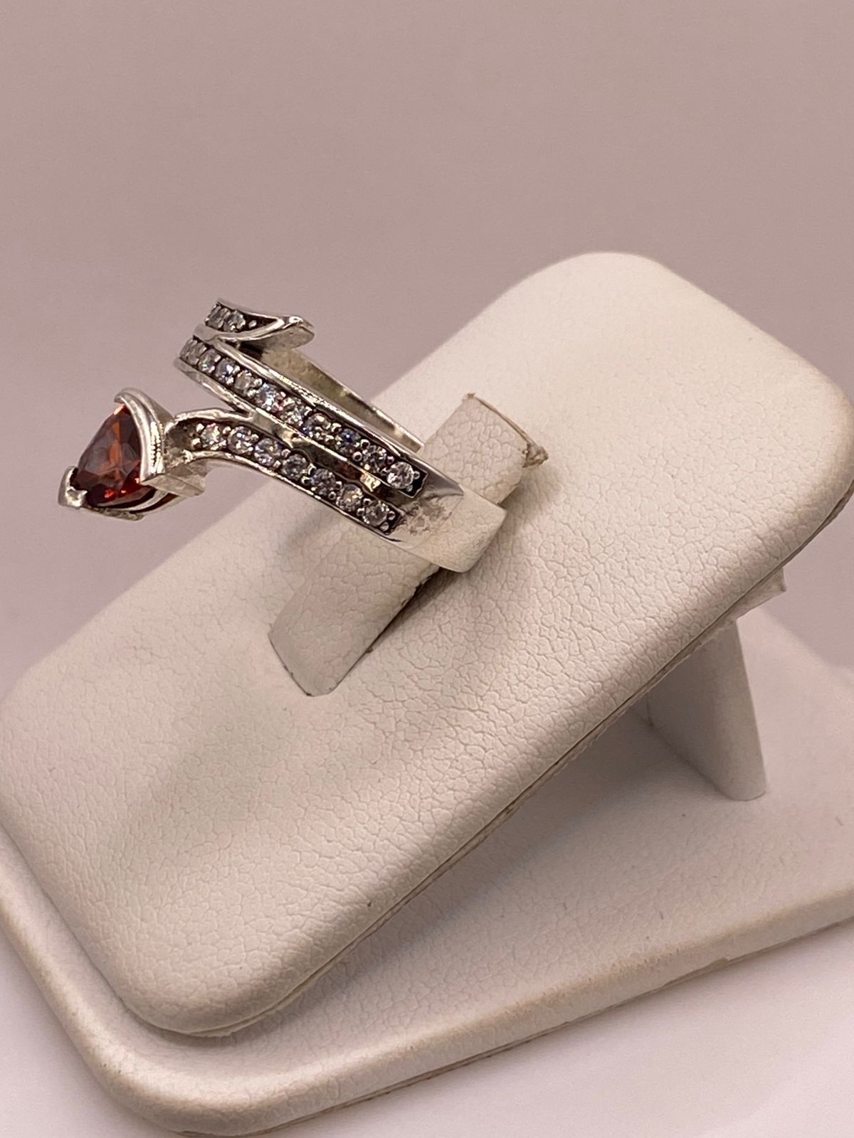 Anillo Moderno Cruzado con Zirconia Naranja y Detalles Brillantes en Plata Ley 925