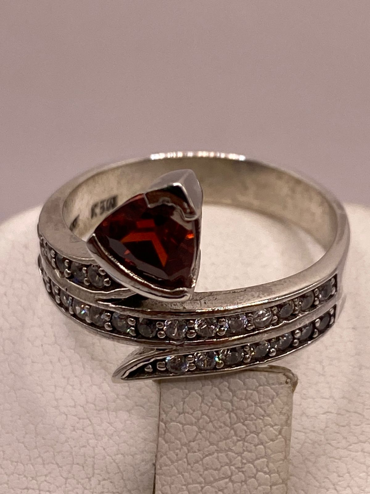 Anillo Moderno Cruzado con Zirconia Naranja y Detalles Brillantes en Plata Ley 925