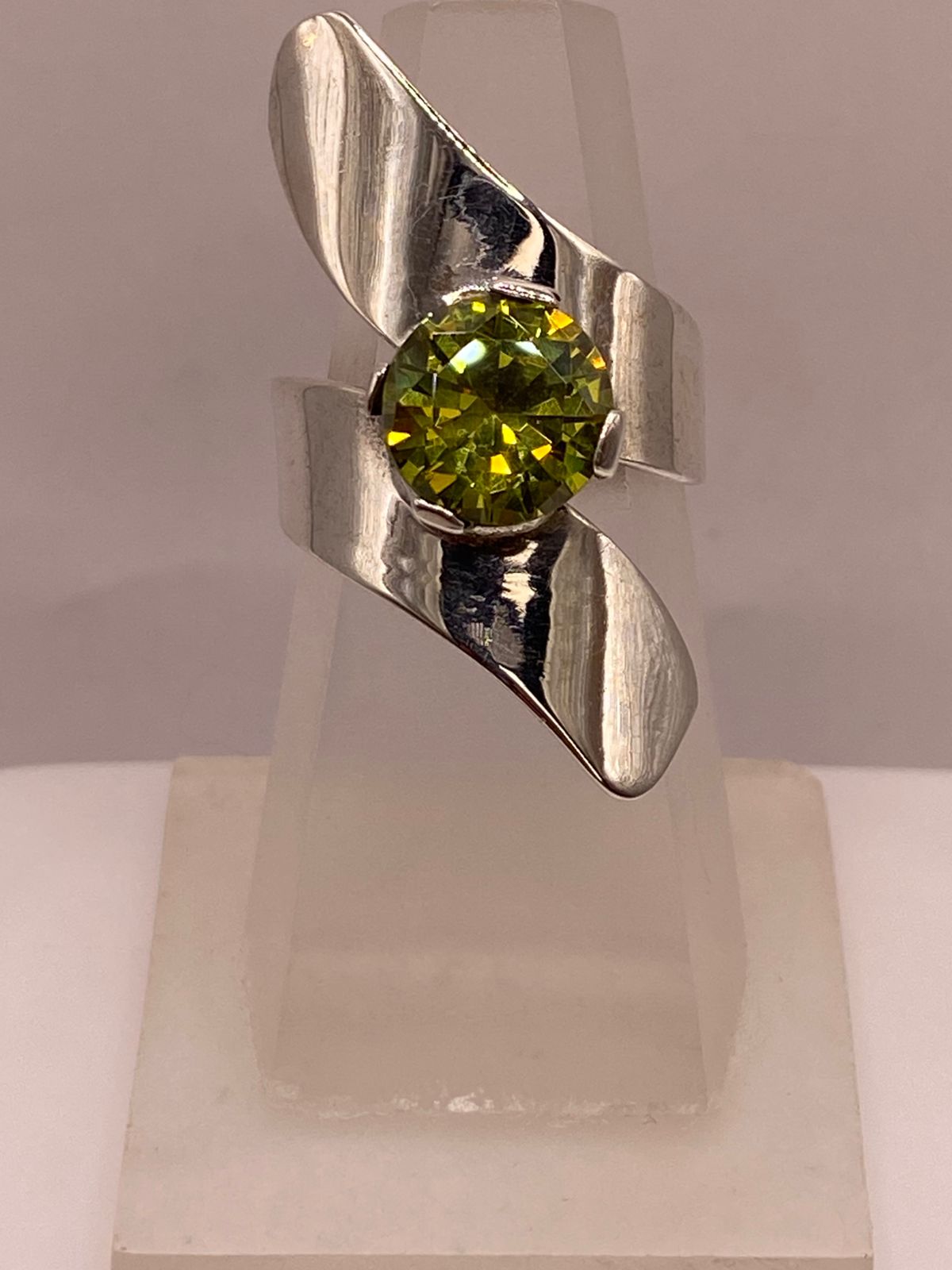 Anillo Moderno Escultural con Zirconia Verde en Plata Ley 925