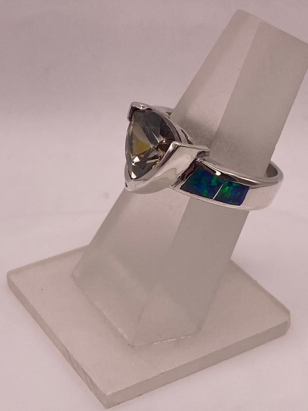 Anillo Moderno Ópalo Azul & Zirconia Trillion Cuarzo Ahumado Plata 925