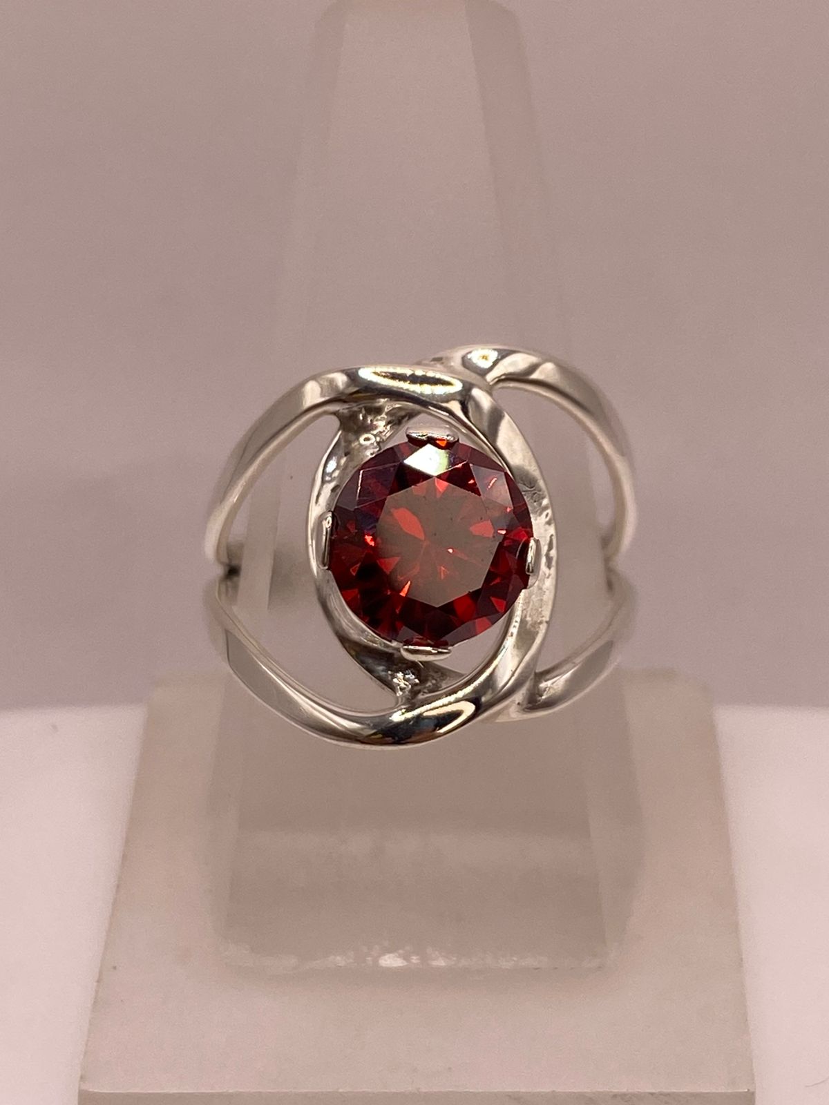 Anillo Moderno con Piedra Roja en Plata 925