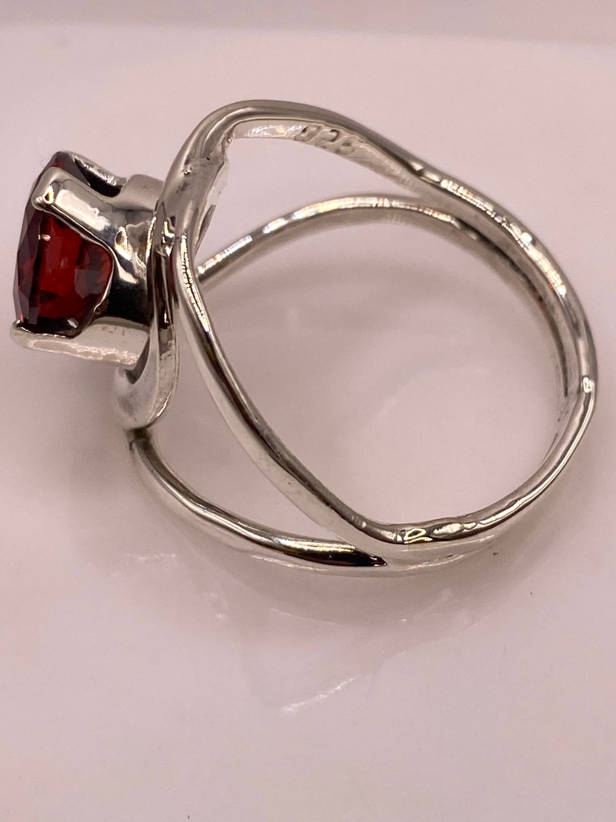 Anillo Moderno con Piedra Roja en Plata 925