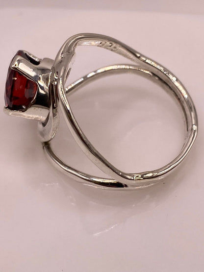 Anillo Moderno con Piedra Roja en Plata 925