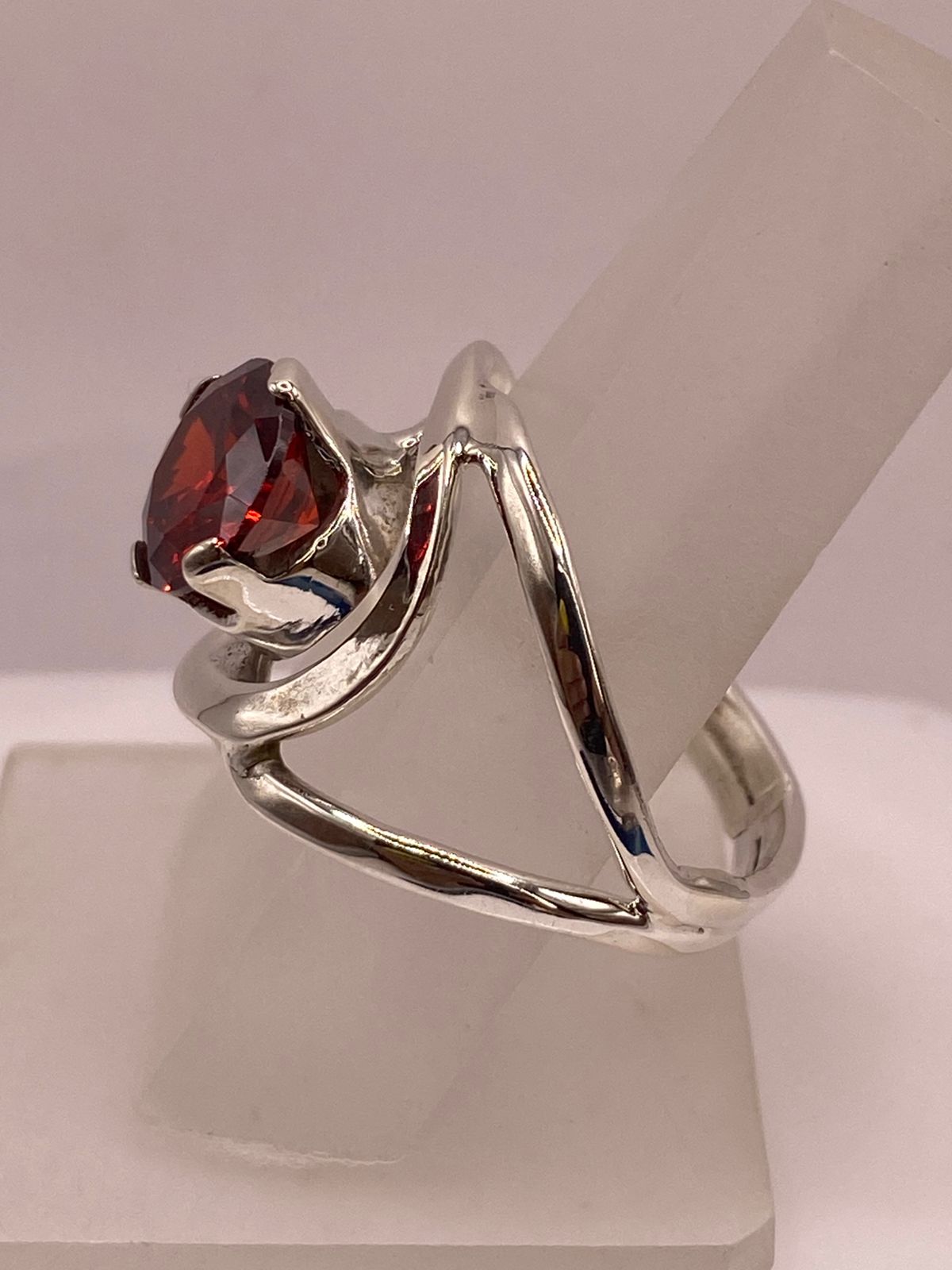 Anillo Moderno con Piedra Roja en Plata 925
