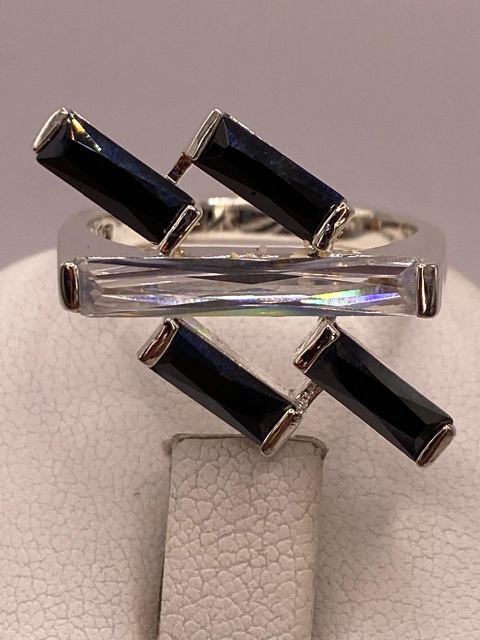 Anillo Moderno de Plata con Zirconias en Diseño Cruzado 💍✨🖤
